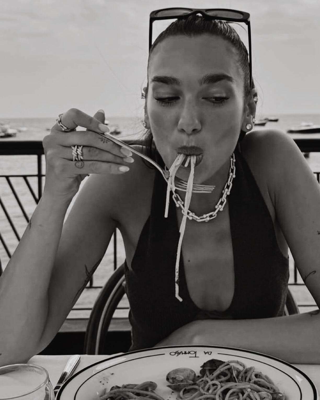 Do like Dua and enjoy some pasta on our patio! The earlier the better (we open at 4) 🍝