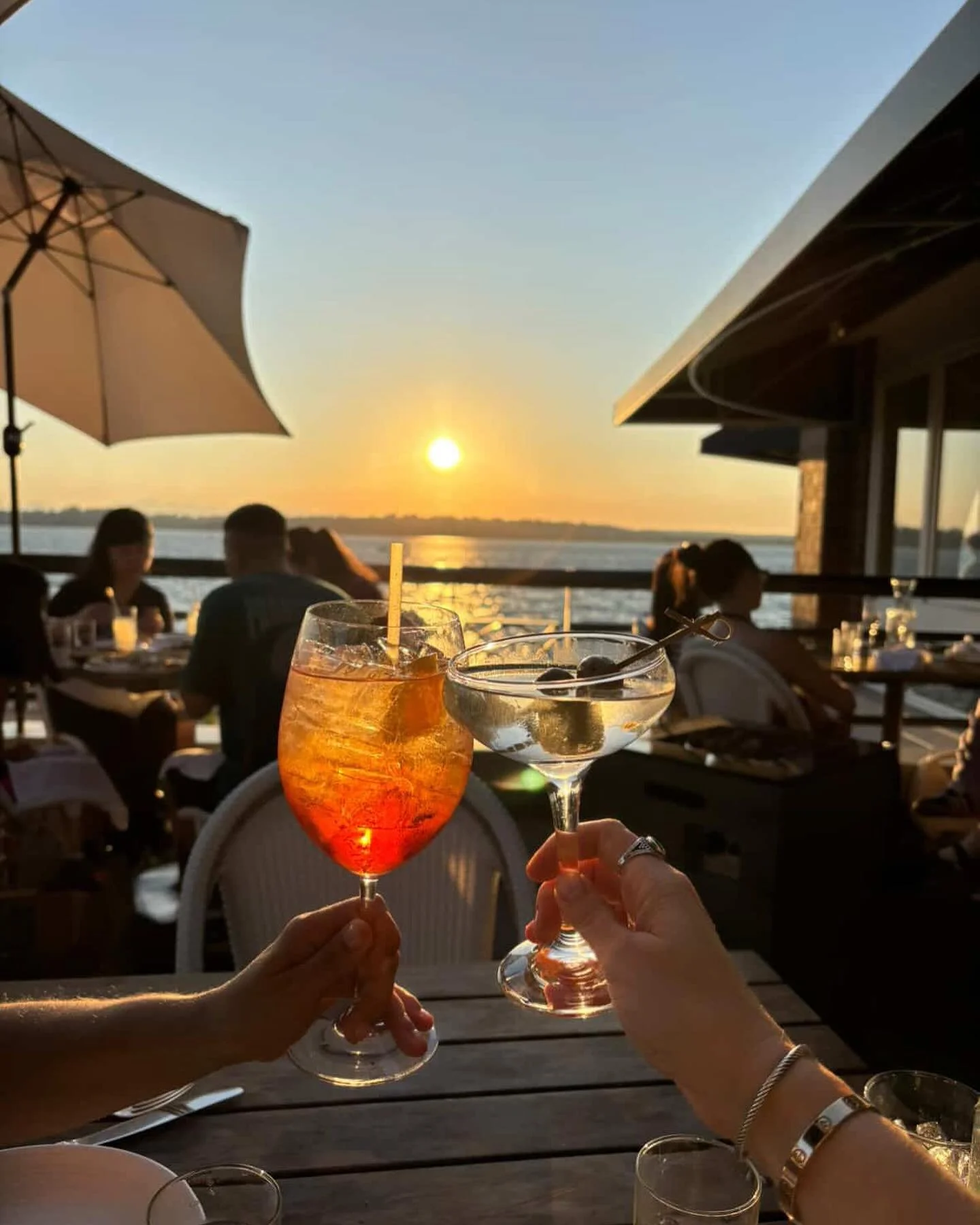 Weekdays don&rsquo;t really exist during Seattle summers. Sun&rsquo;s out? We&rsquo;re finding a patio to watch the sunset and will cheers until sundown. 

📷 @prettysweetmess
