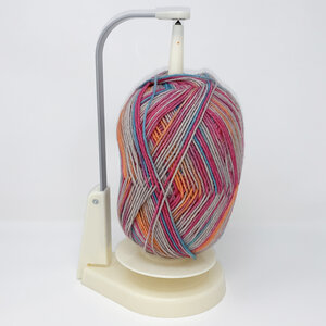 Ribbons Wool Jeanie Magnetic Pendulum Yarn Knitting and Crochet Yarn Feeder  Holder, golden 