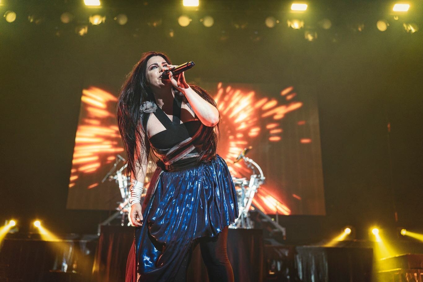 Amy Lee &amp; Evanescence in Oslo, Norway yesterday 🔥🔥 #amylee #evanescence #rock #metalgirl #metal #oslospektrum #htbarp #tamron1728 #tamron35150mm #concertphotography #musicphotography #livemusicphotography #focusnordic #stage #stagephotography #