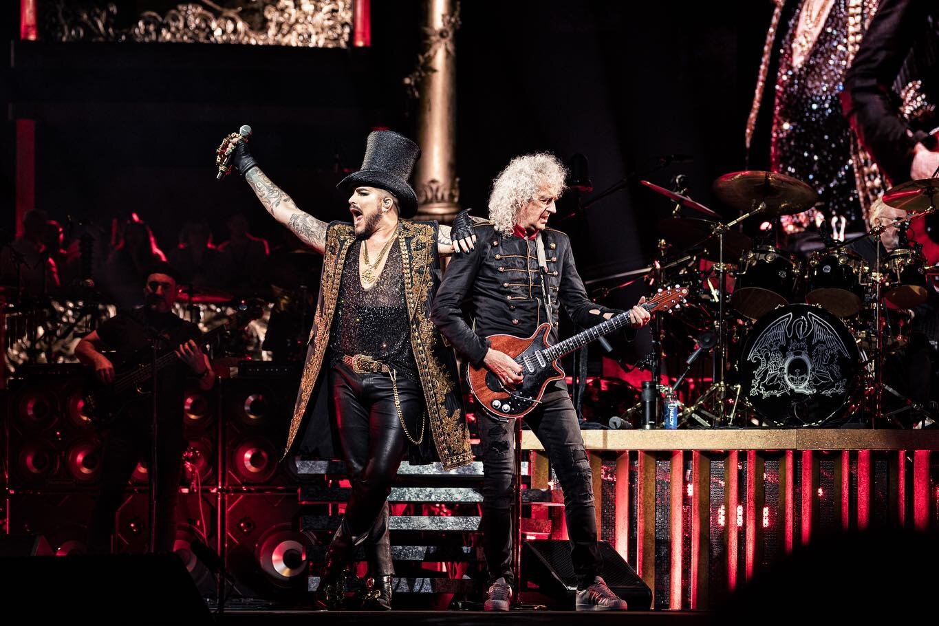 The mighty Queen featuring the amazing Adam Lambert from Oslo, Norway 👑 #queenband #queen #adamlambert #rockstar #brianmay #rogertaylor #legends #telenorarena #norway #therhapsodytour #concert #music #livemusic #focusnordicambassador #focusnordic #r