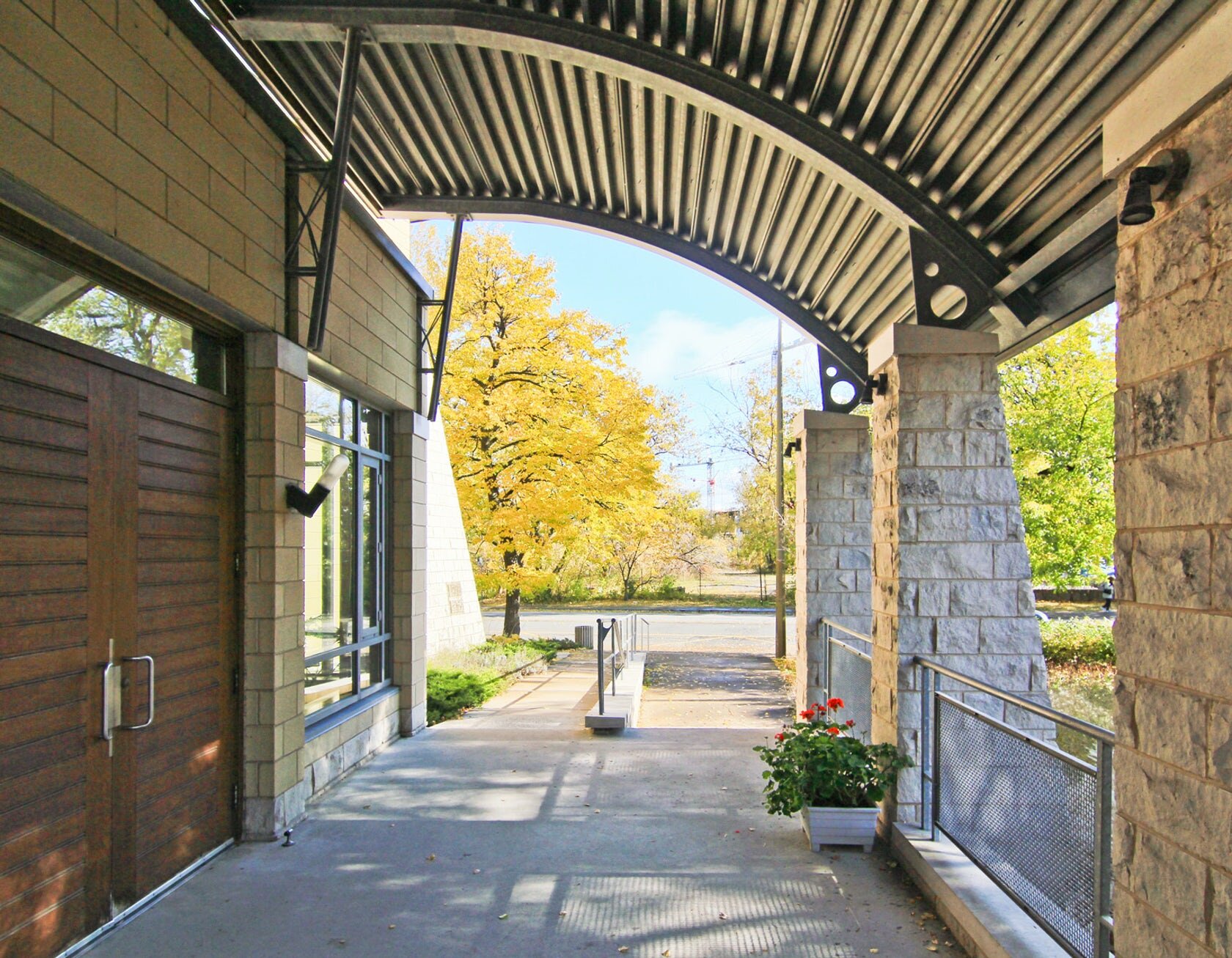 A picture of the front doors of the Unitarian Church