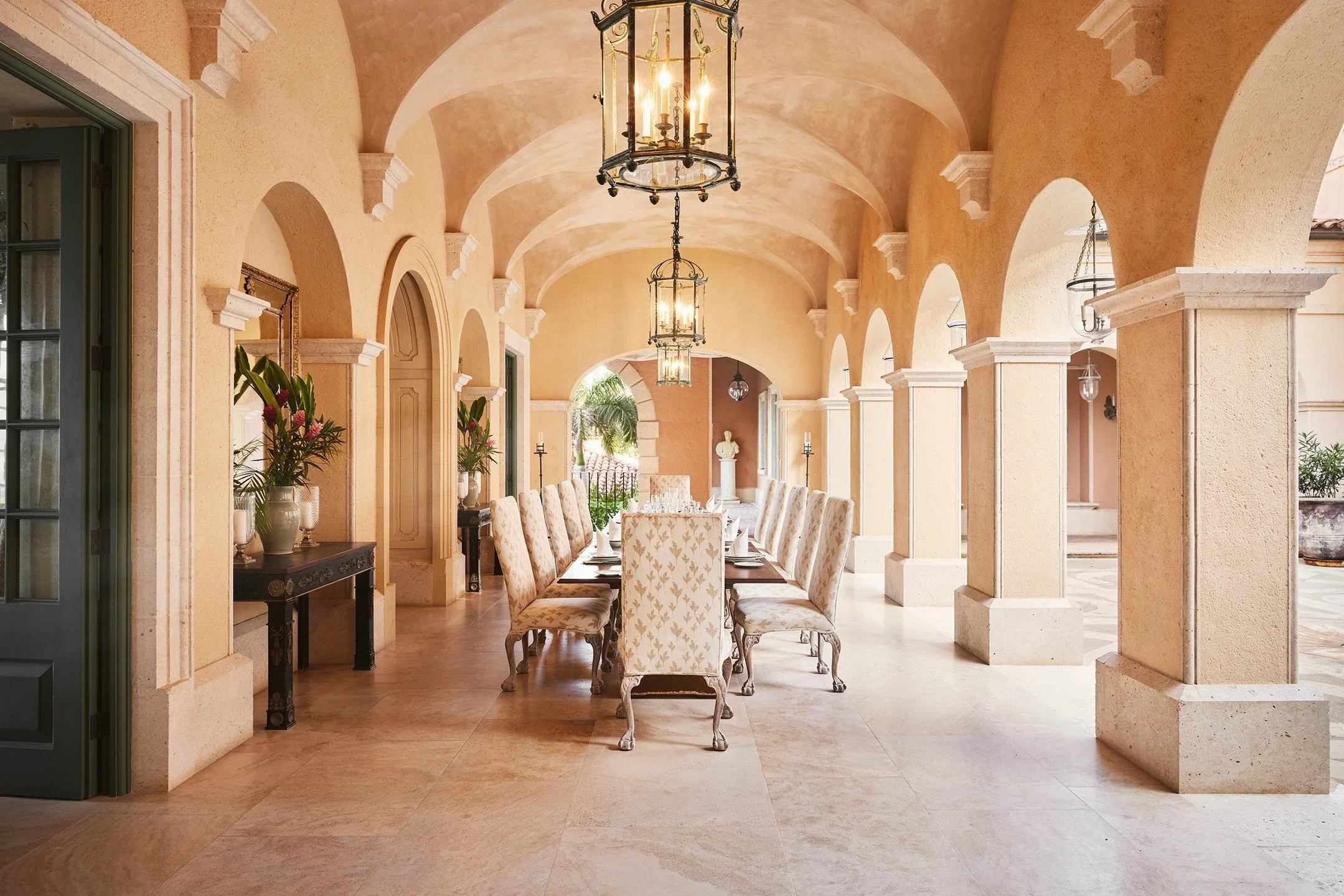Grand outdoor dining spaces and terraces at Sienna Mustique
π· me @likesnicephotos
Commissioned from by @mustiqueisland 
#Sienna #luxurylifestyle #Seaview #mustique #photography #photographer #travelphotography #hotelphotographer #opulent #villa #