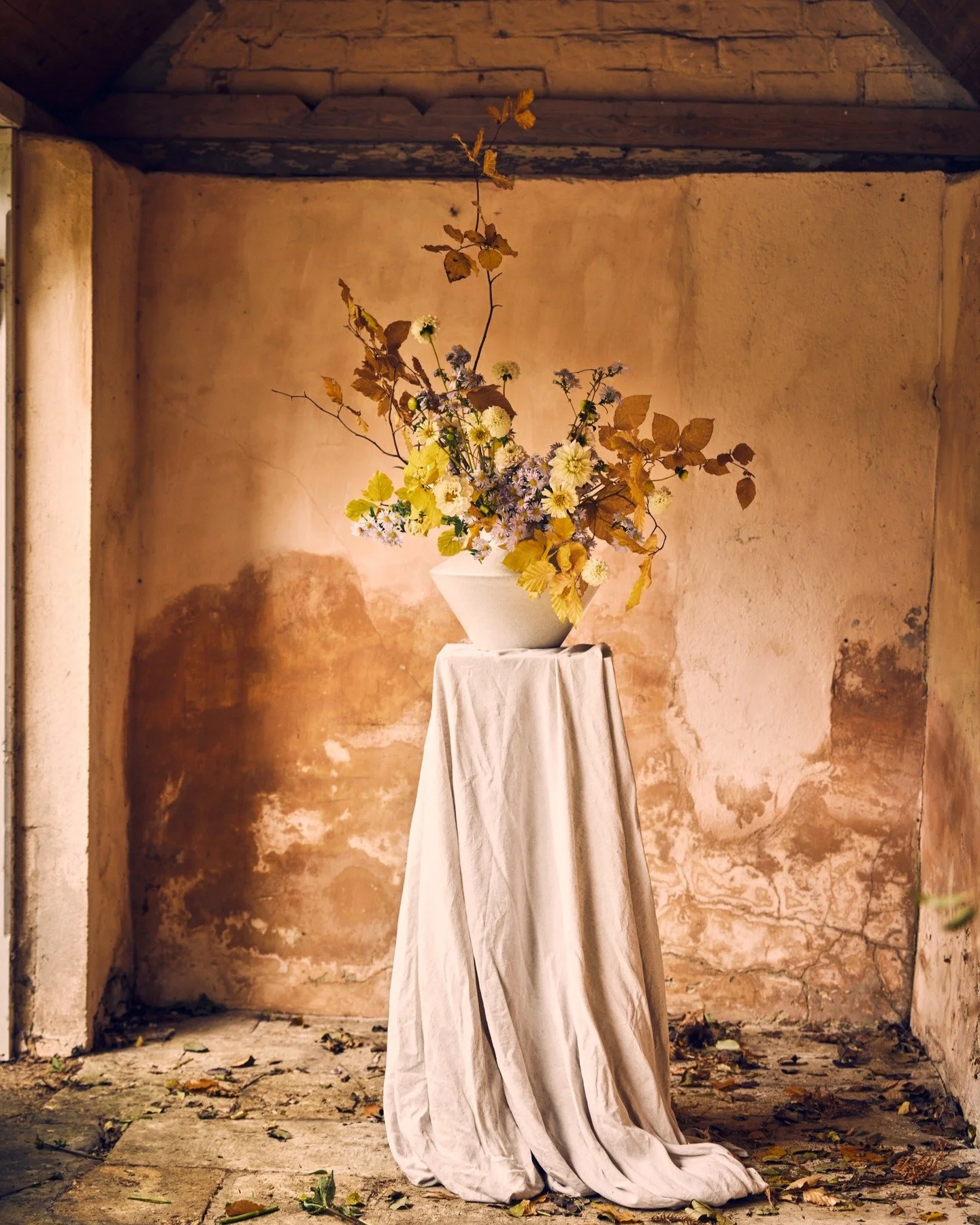 British pesticide free flowers at the wonderful @schoolofsustainablefloristry Their walled gardens and greenhouses are amazing... and a little on the cold side in the middle of winter
π· me @likesnicephotos
π by @_wildstems_ 
#handcrafted #countr