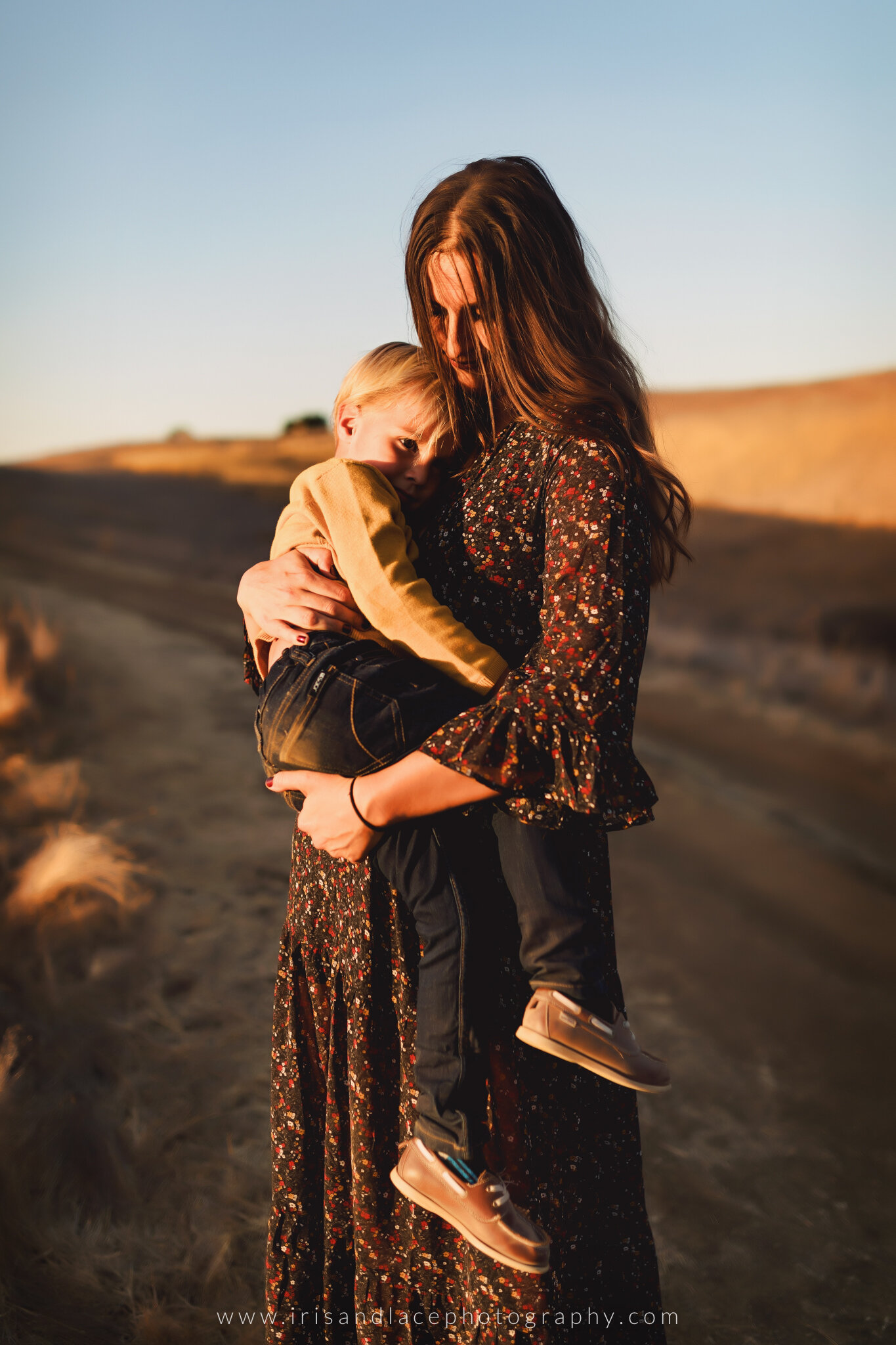 Gorgeous Outdoor Family Photos in Palo Alto, California  |  Iris and Lace Photography 