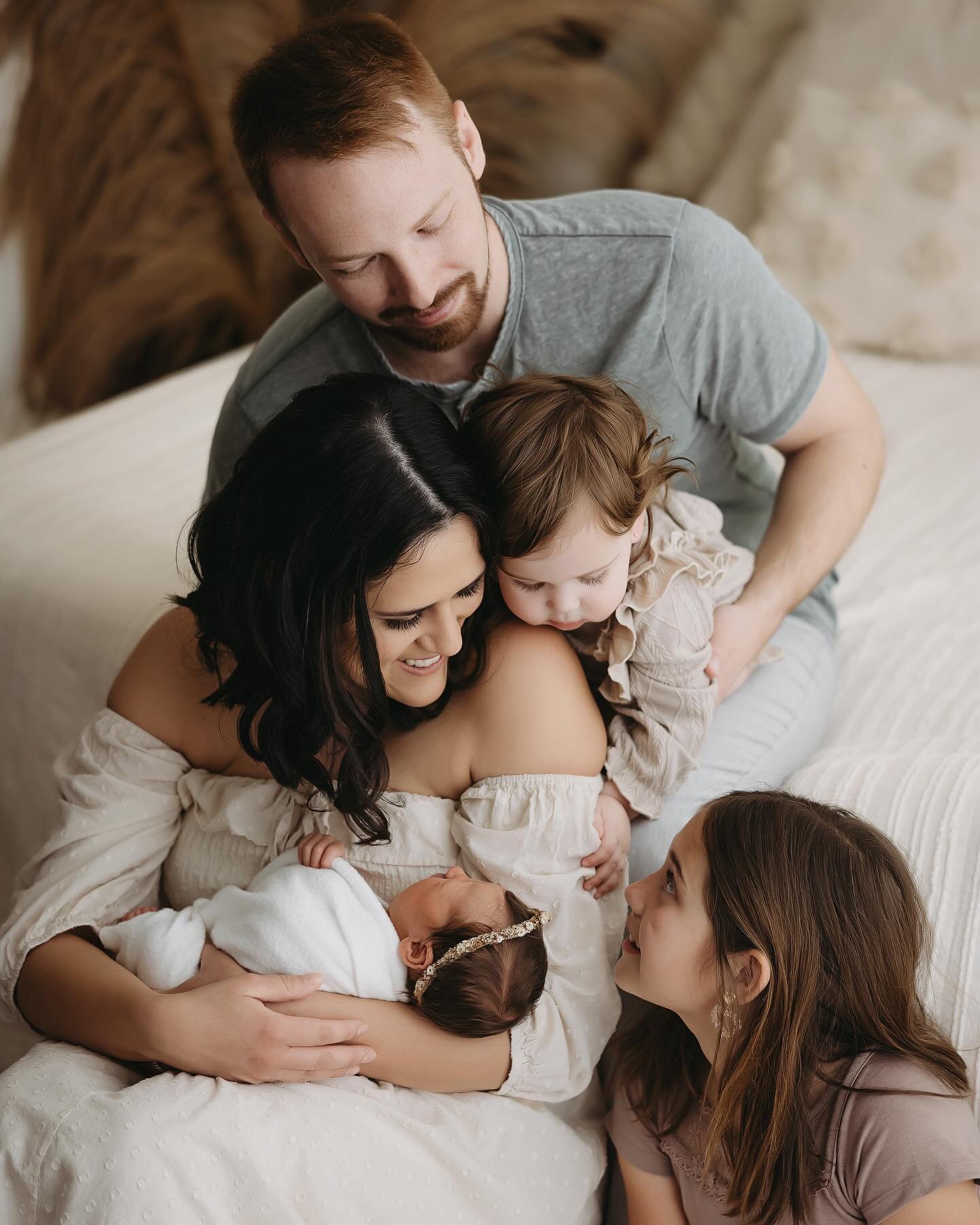 This photoshoot included a newborn, two kiddos, and the black lab 🐕&zwj;🦺 🥰😍 and somehow, as always, this family makes it all look easy!! It&rsquo;s such a joy for me to get to celebrate alongside my families as they grow 🥹 

#BayAreaPhotographe