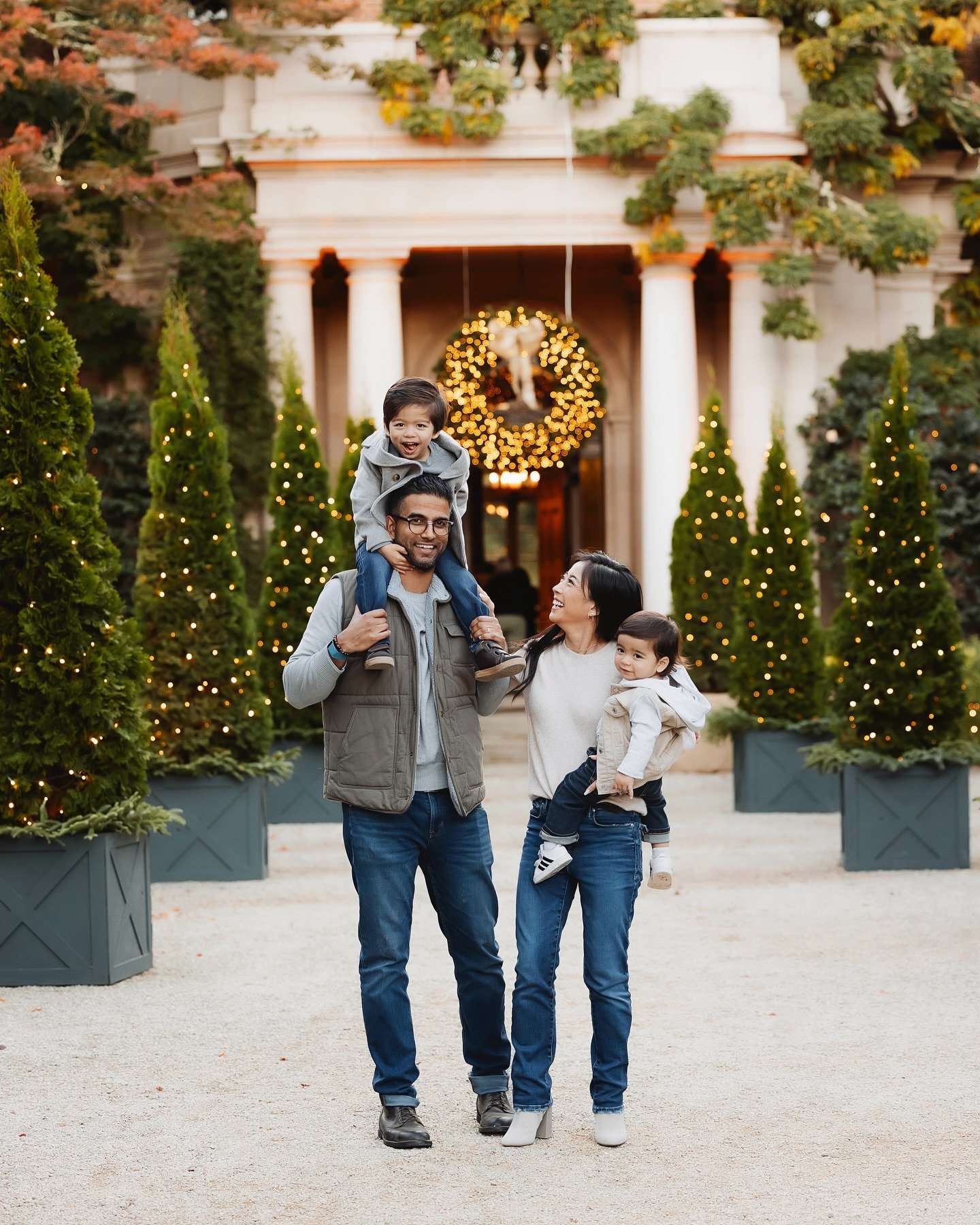 The most magical time of year! 🎄✨🎁 and the dreamiest bokeh to photograph! 🎉😍 

Wanted to get these posted sometime in the month of December to show off these beautiful holiday decorations! If left to my own devices I might not share until, sayyyy