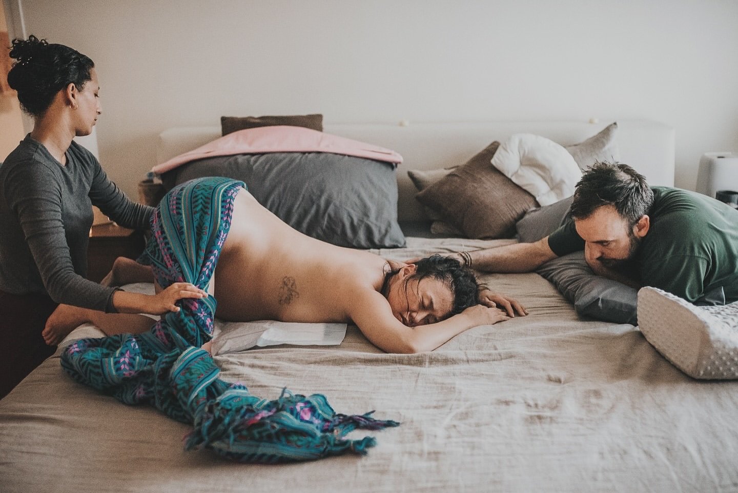 What is &lsquo;Shaking the Apple Tree&rsquo;? 🍎🍏

Repost from @dearbirth

This technique involves gently jiggling or rocking the hips using a rebozo (a long, woven scarf). The movement helps release tension in the pelvic area, improve circulation, 