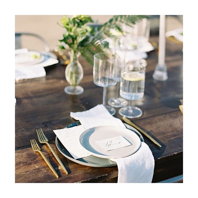 They say the devil is in the details&hellip; but that&rsquo;s where we have the most fun ✨⁣
⁣
Beautiful styling + design | @feastdinnerparty 
Beautiful photo | @ashleysawtelle ⁣
⁣
#feastdinnerparty&nbsp;#feastbyinkndroot#dinnerparty&nbsp;#foodstyling