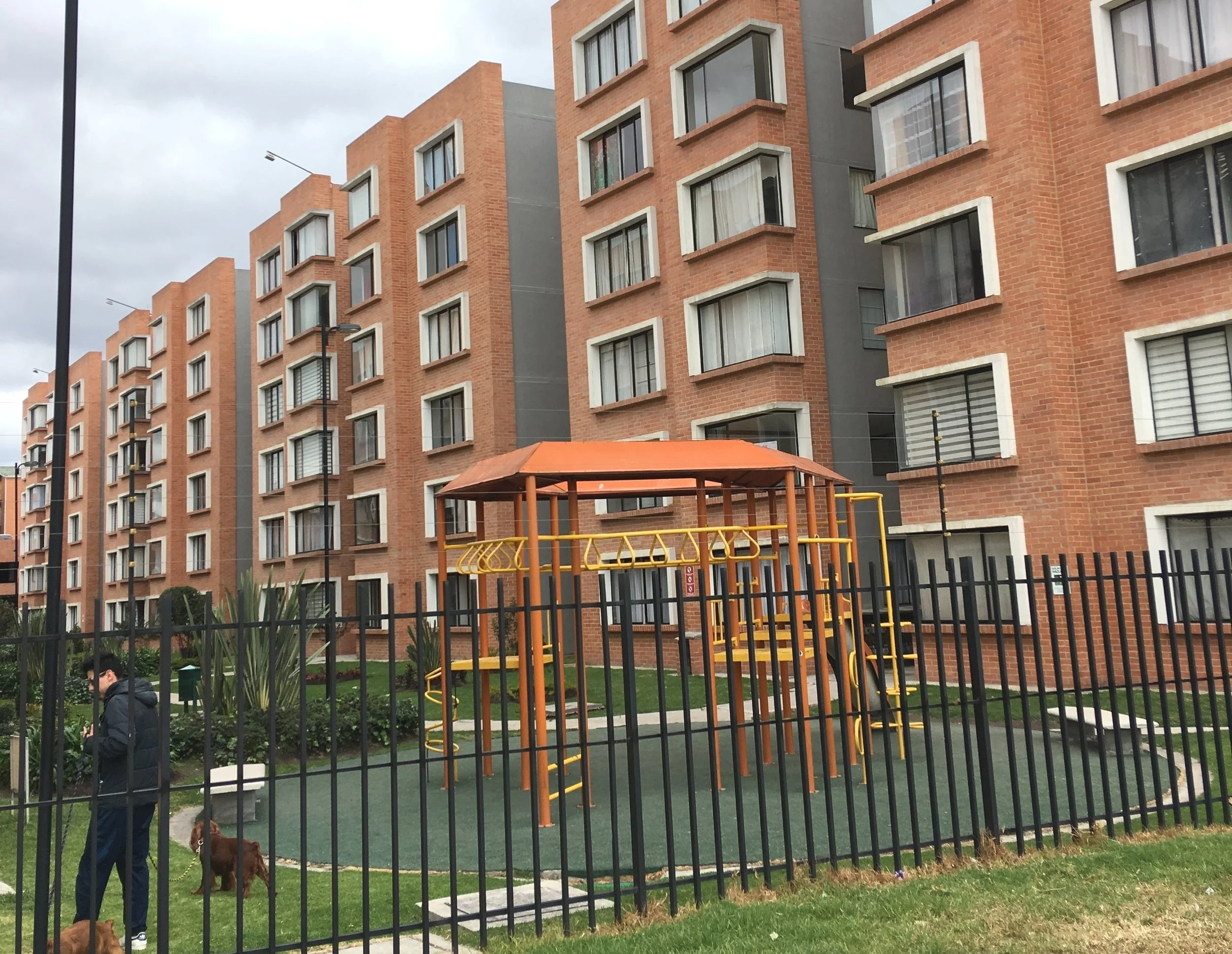 La vivienda social no tiene que ser mísera. Ejemplo de vivienda social construida por la iniciativa privada en Ciudad Verde, Bogotá Colombia.