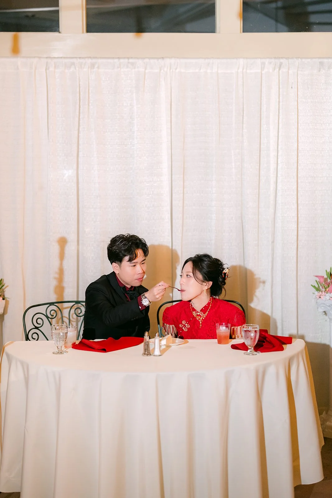 Elaine and Wen laughing at the sweetheart table.