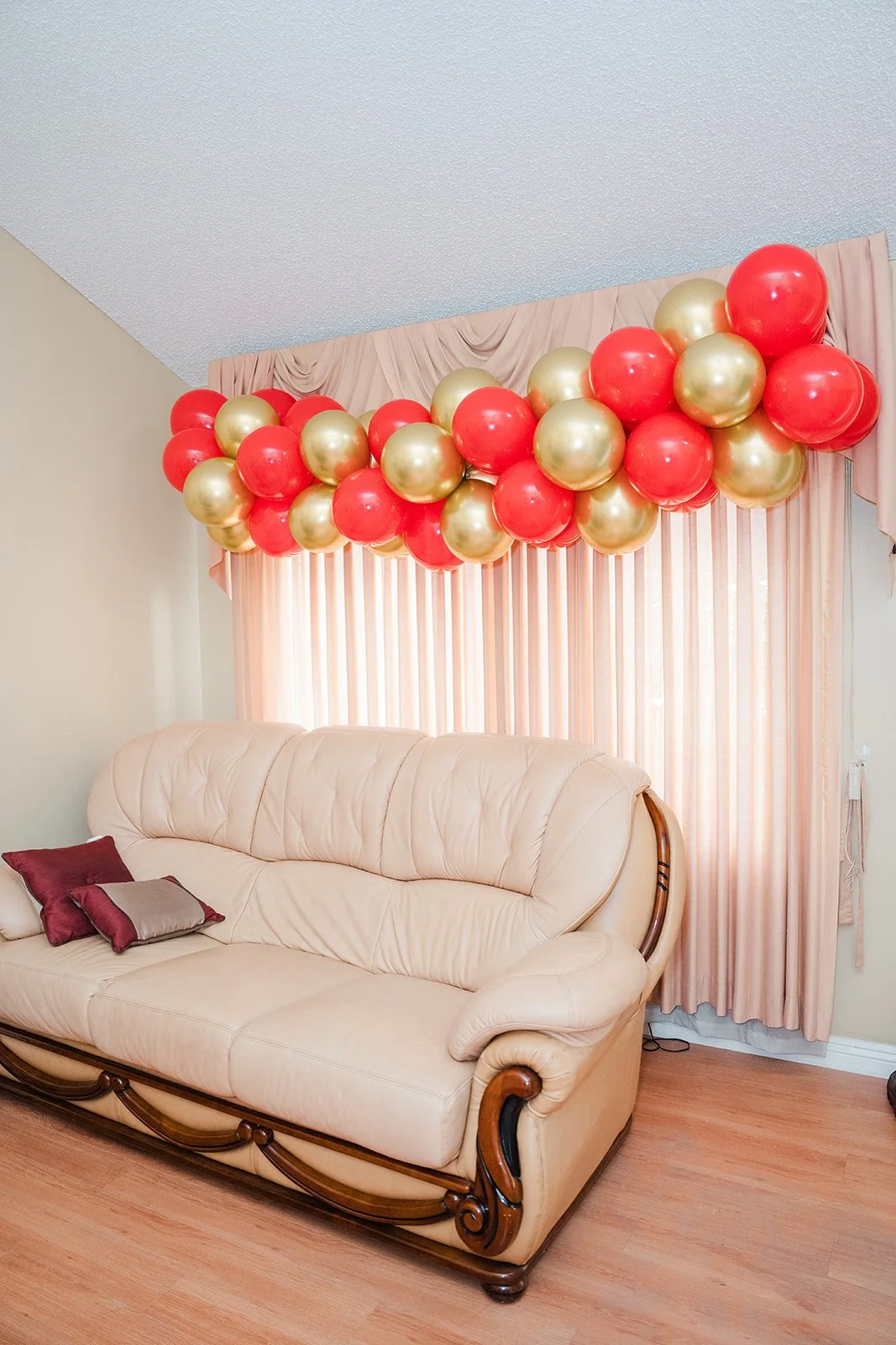 Red and gold balloons above the sofa.