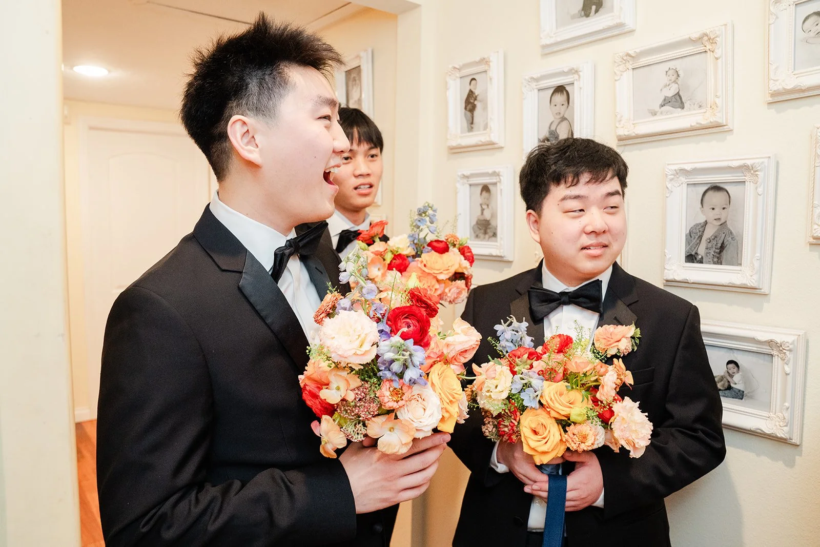 Henrik and a groomsman holding bouquets in the hallway.