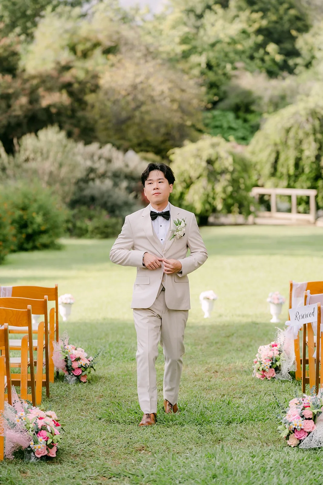 Wen walking across the ceremony lawn, photographed by One and Only Production.
