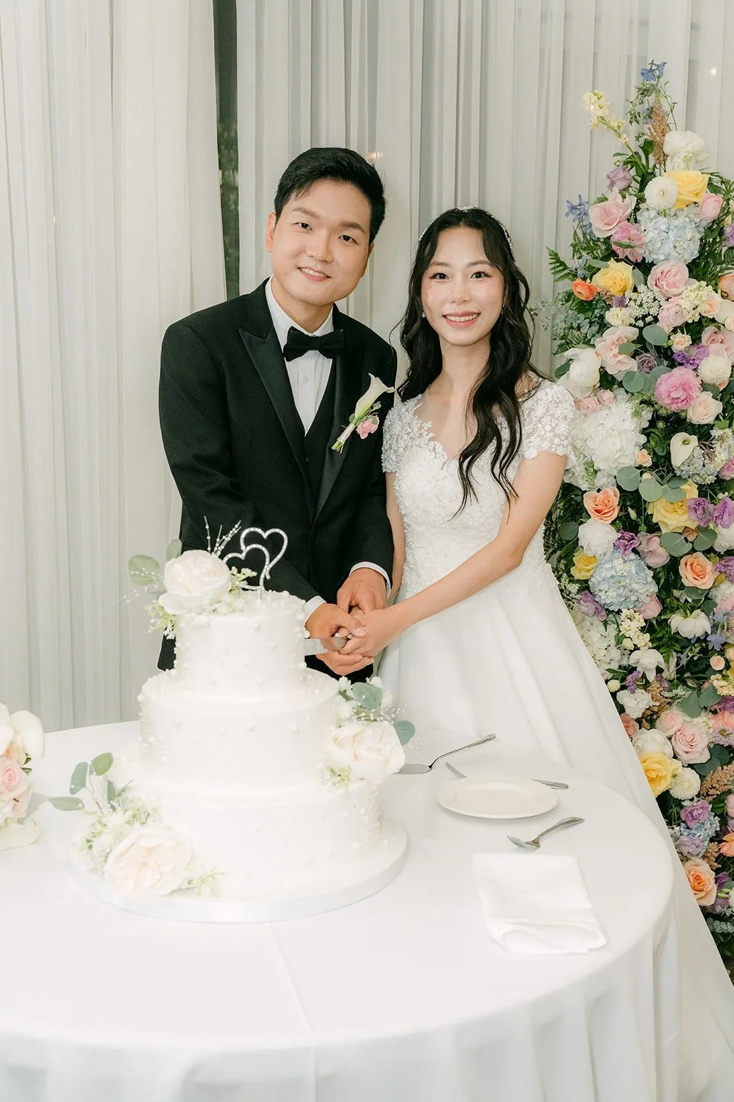 Jeannie and Eunsang cutting their cake
