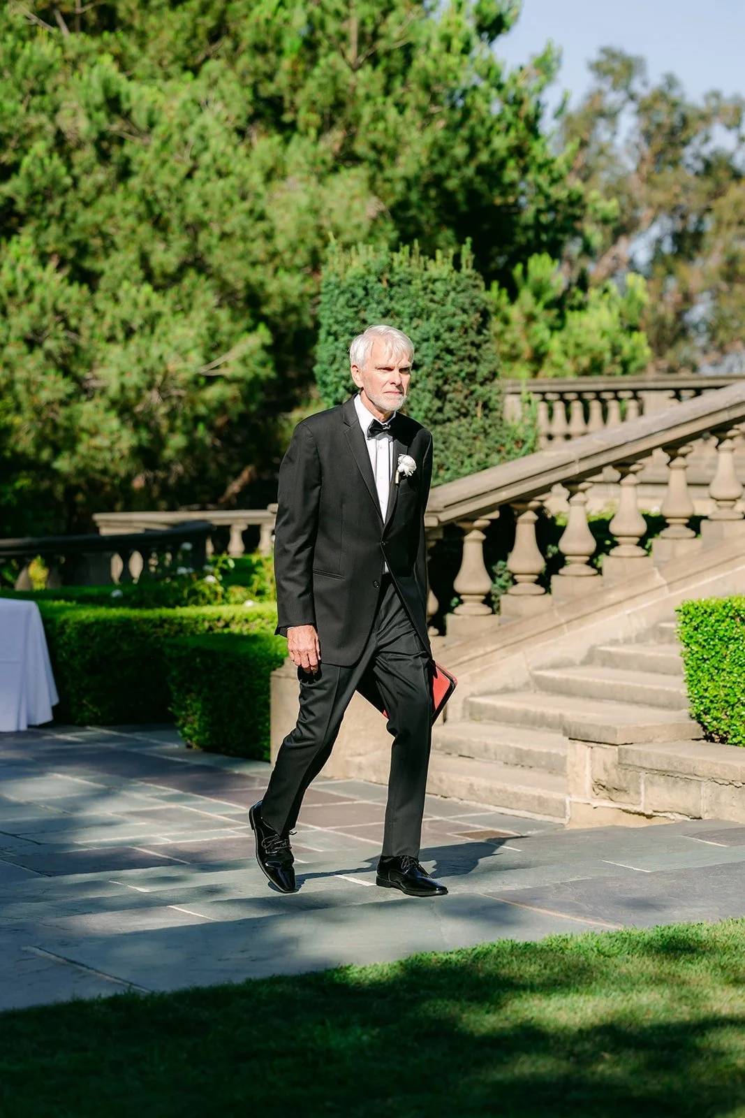 Officiant Steve Sadenwasser walking down to the ceremony lawn