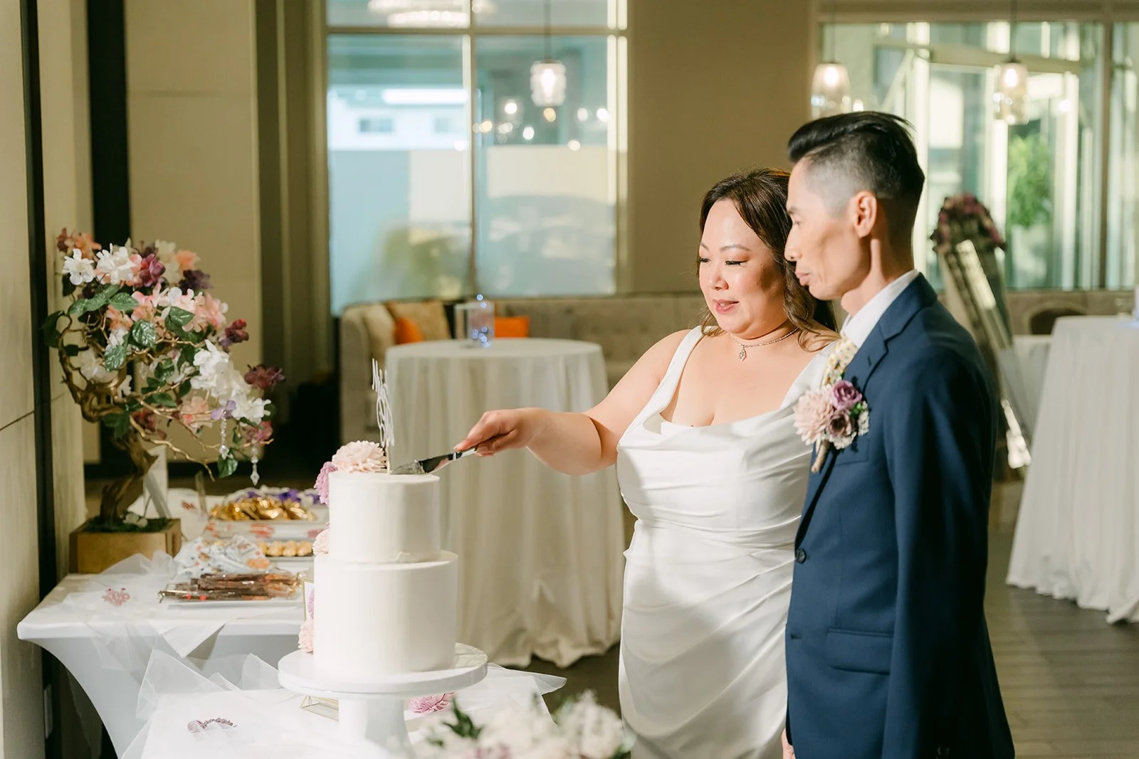 Mai and Bobby cutting their cake.