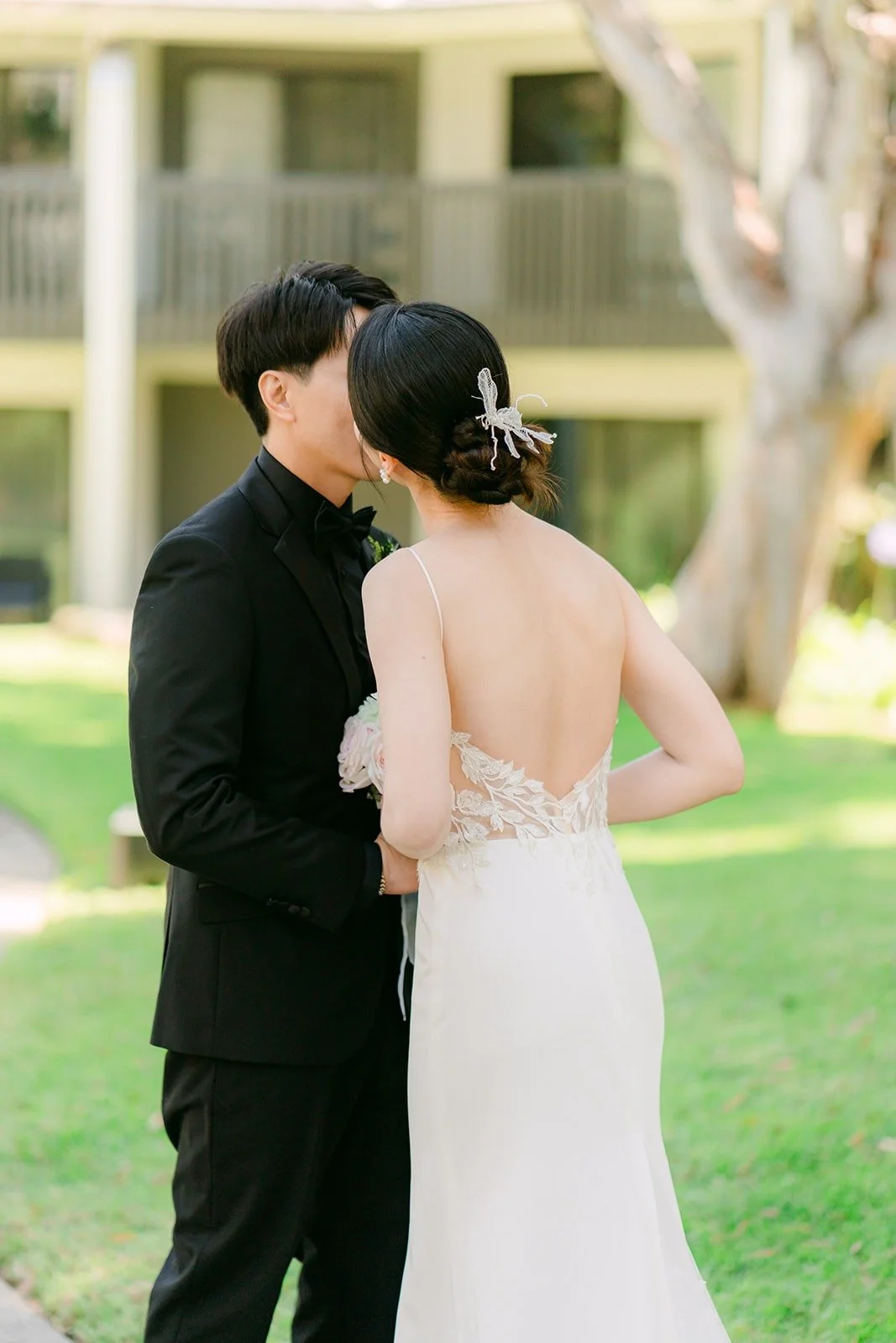 Fong kissing Tin on the cheek