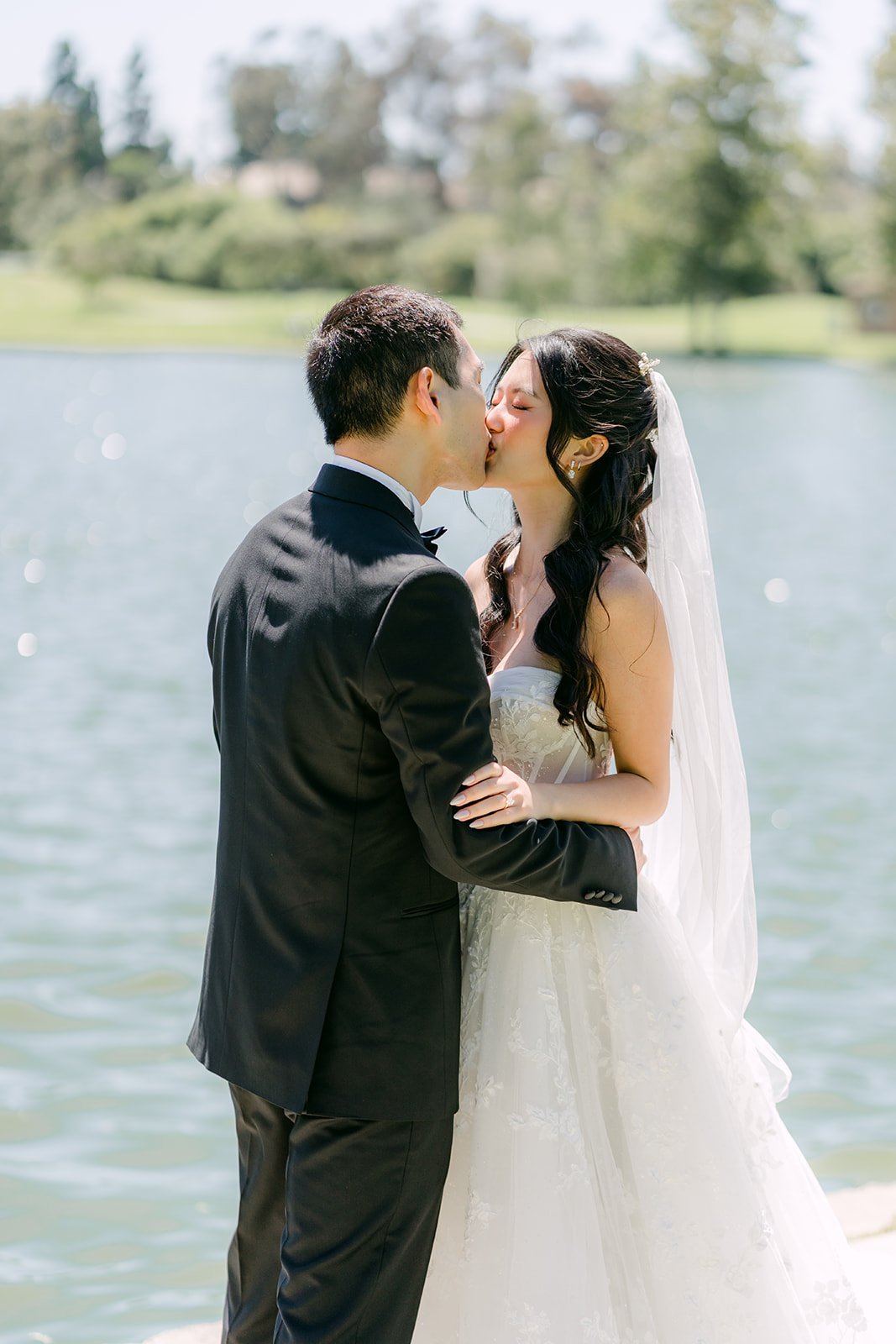 Clarissa and Austin kissing during their first look