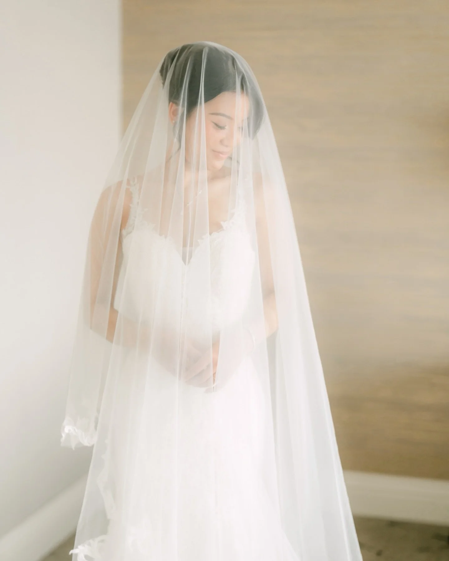 In the wedding day, Grace told us &ldquo;It&rsquo;s the first time that I see my mom smile in a photo.&rdquo; 

Getting ready is one of our favorite parts of the day, not just for the beautiful natural light and editorial feel, but for moments like t
