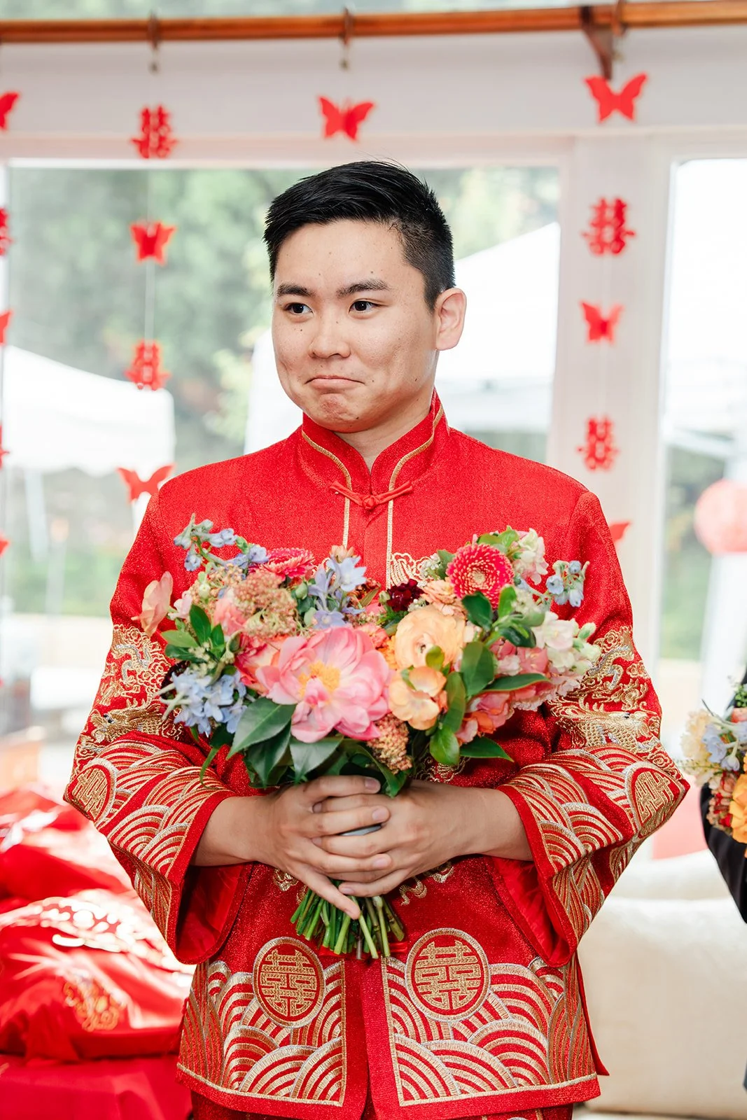 Henrik in red with his bouquet, waiting for the next challenge.