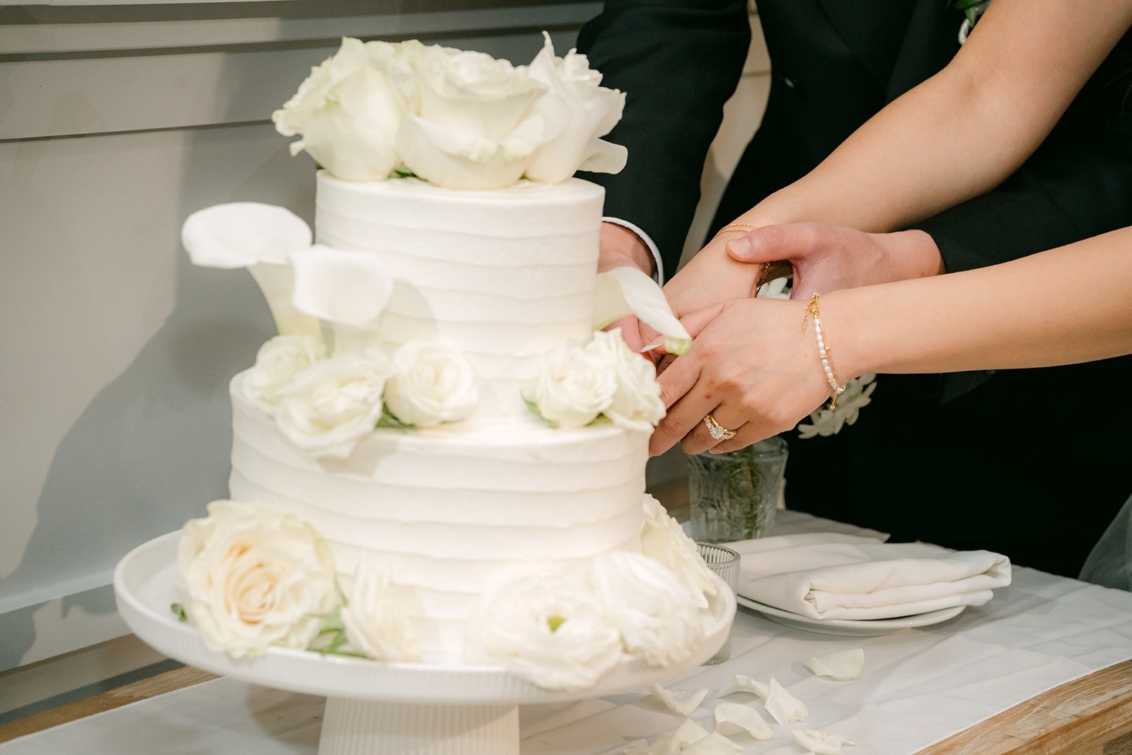 Jadee and Richard cutting the cake
