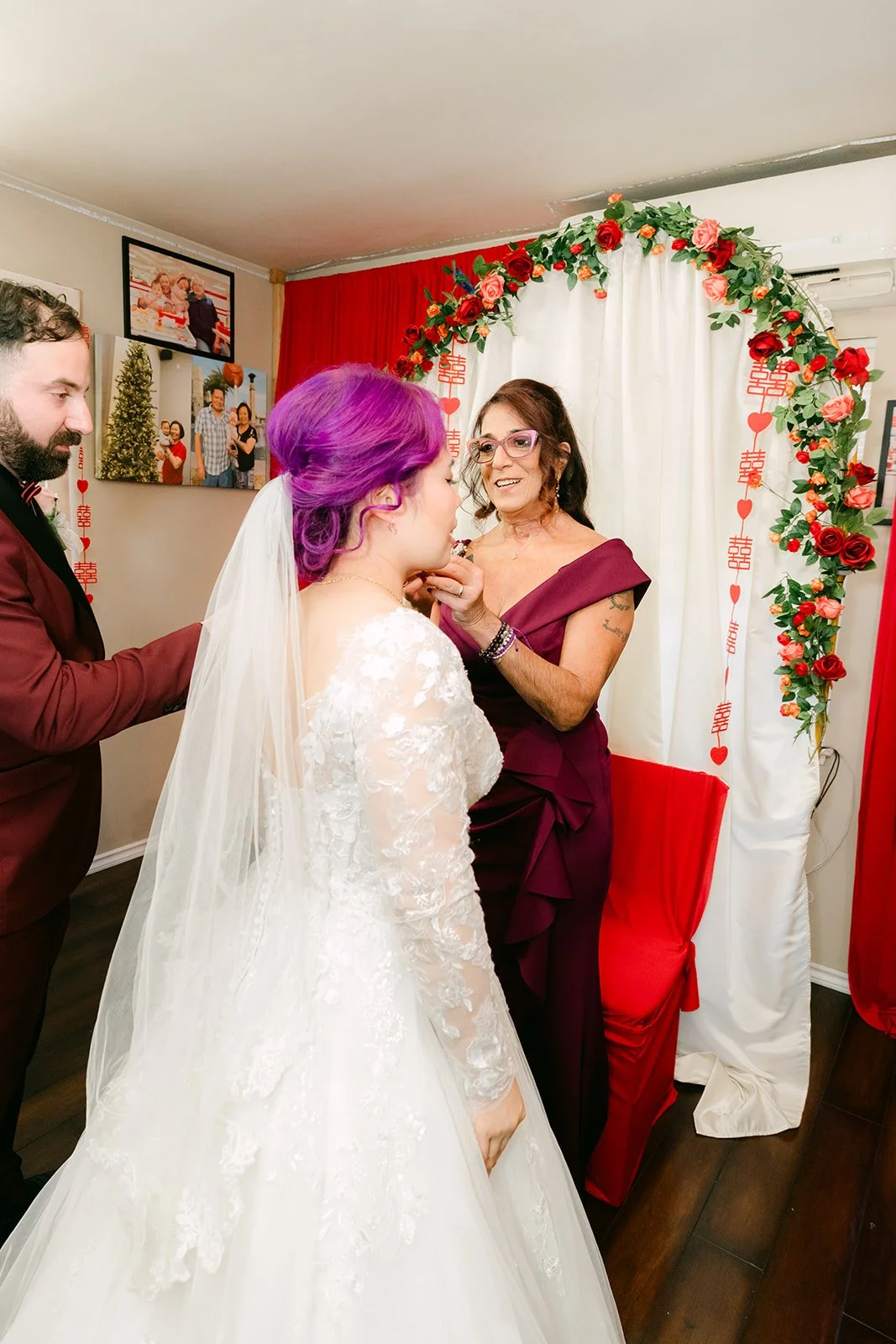 Vanessa hugging her mom under the rose arch, photographed by One and Only Production.
