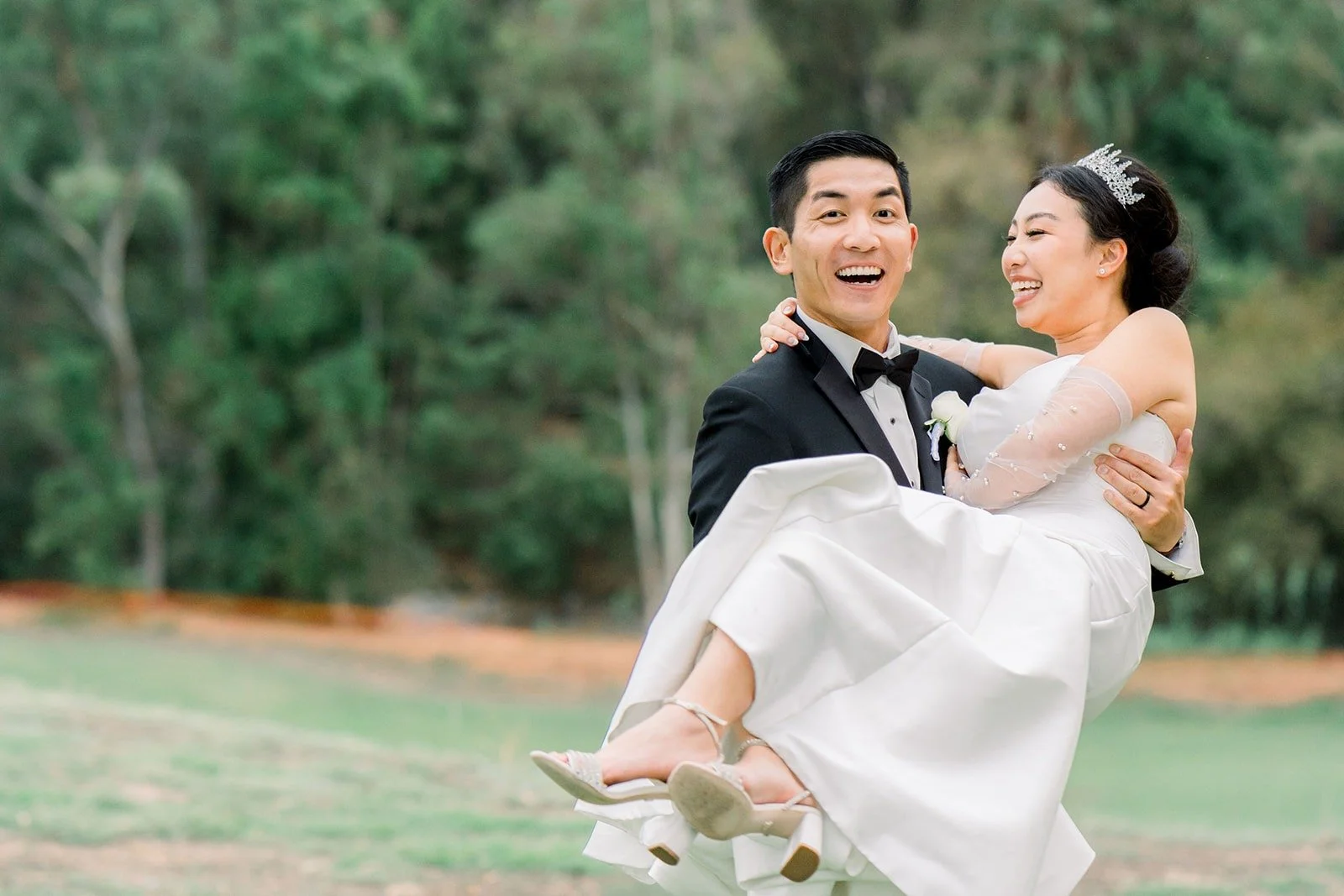 Steven carries Jacinda across the lawn