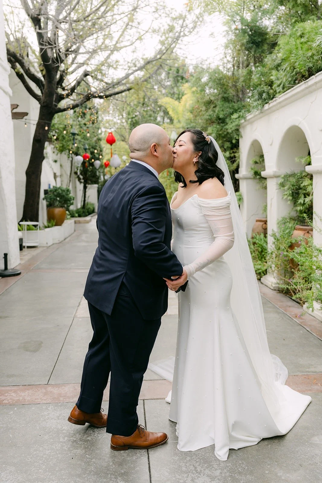 Yao kissing Vivian in the courtyard at The Villa