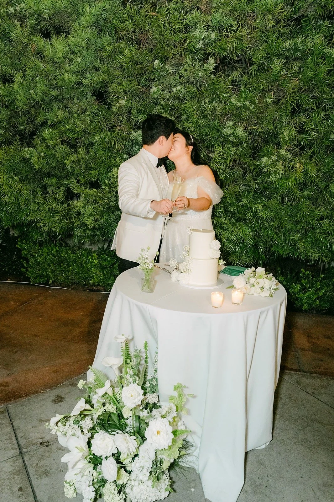 Chorok and Min Soo sharing a kiss after cutting the cake