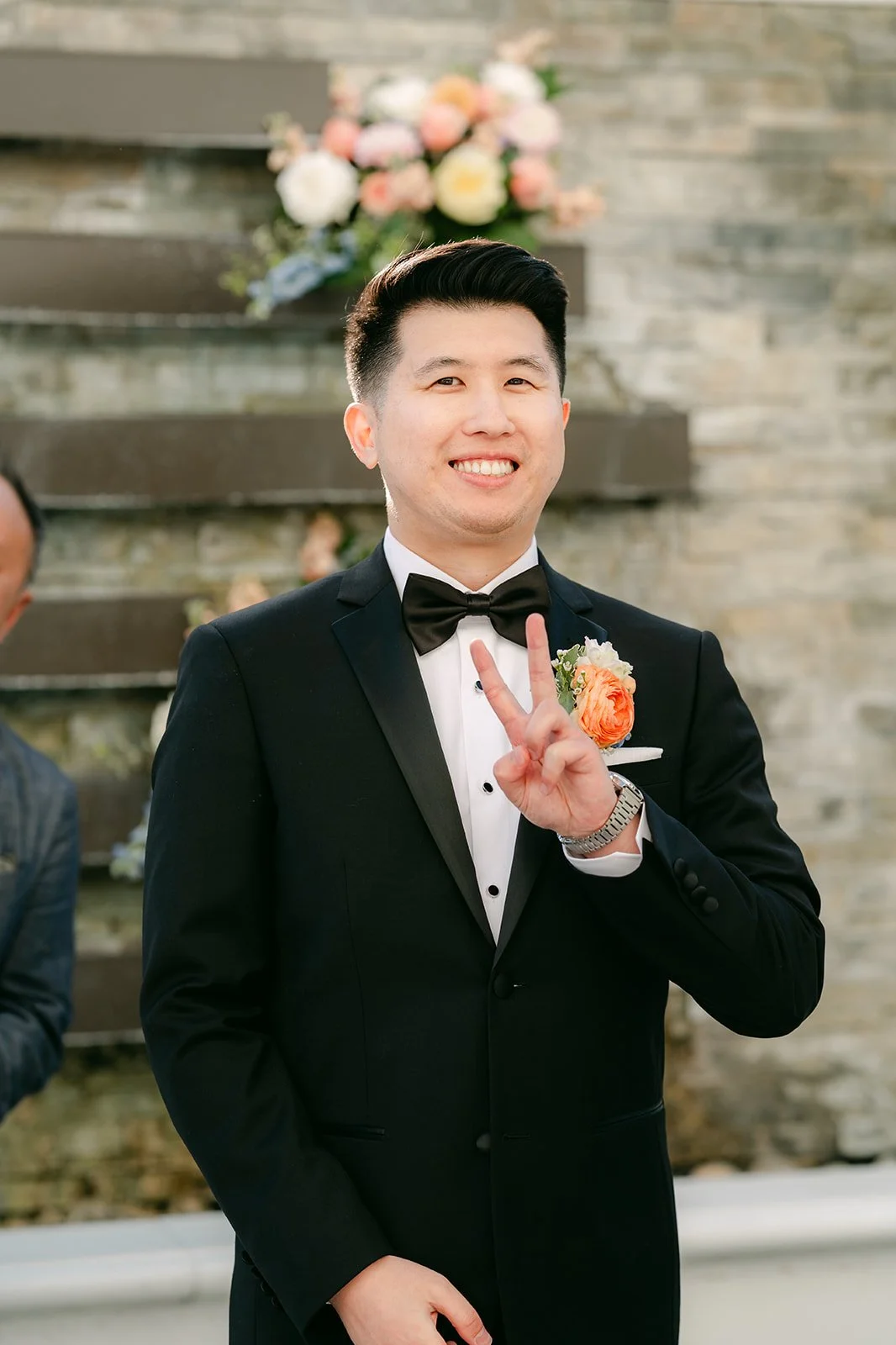 San smiling as he sees Amanda come down the aisle.