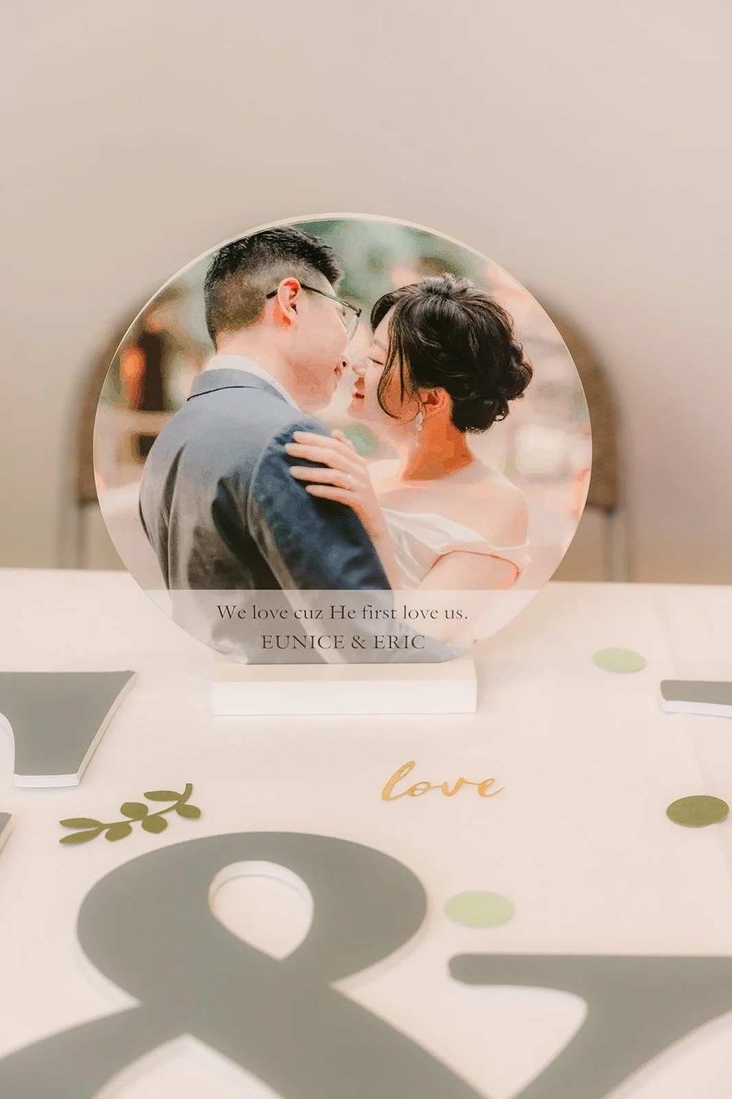 The guest book table with a framed photo of Eunice and Eric