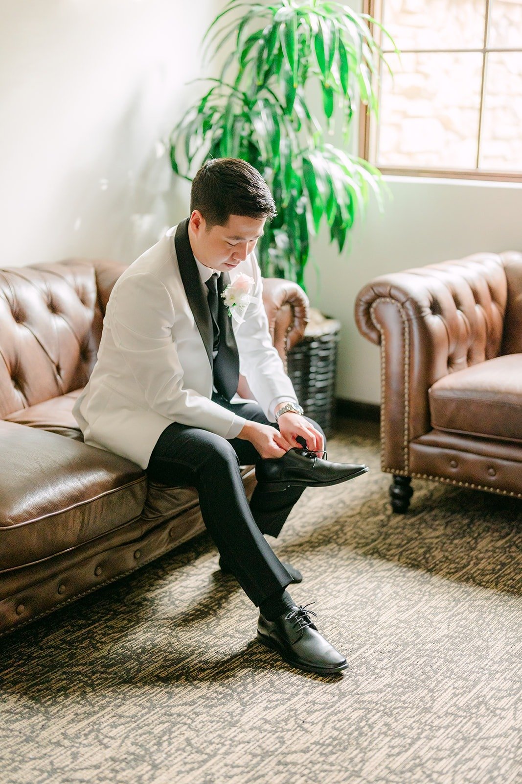 Chungman tying his shoes in the groom's suite