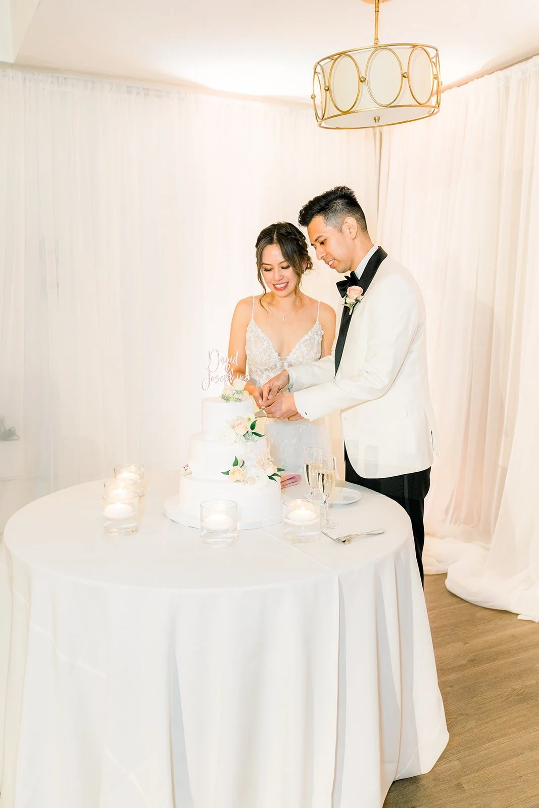 Josephine and David cutting their cake