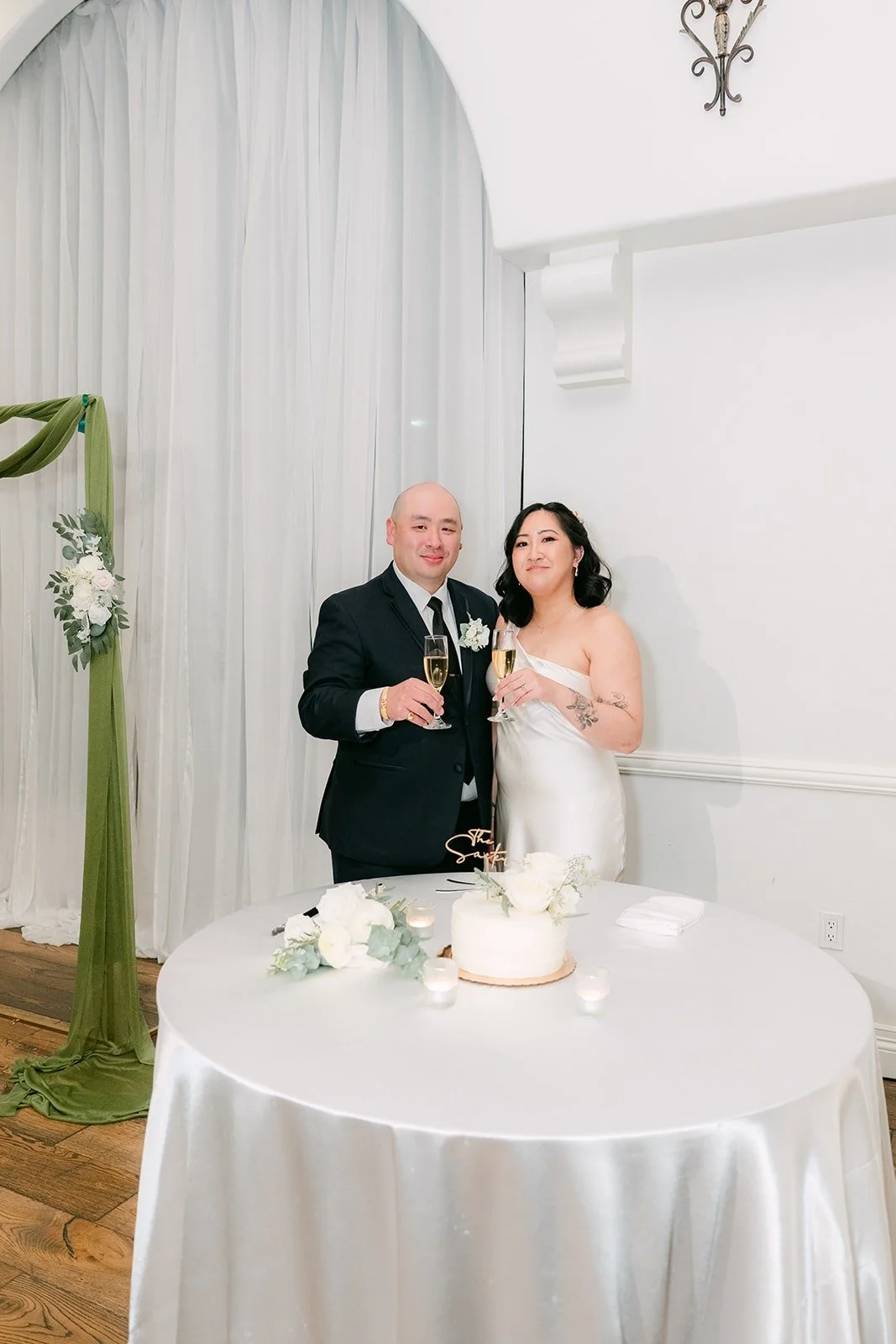 Vivian and Yao toasting at the cake table