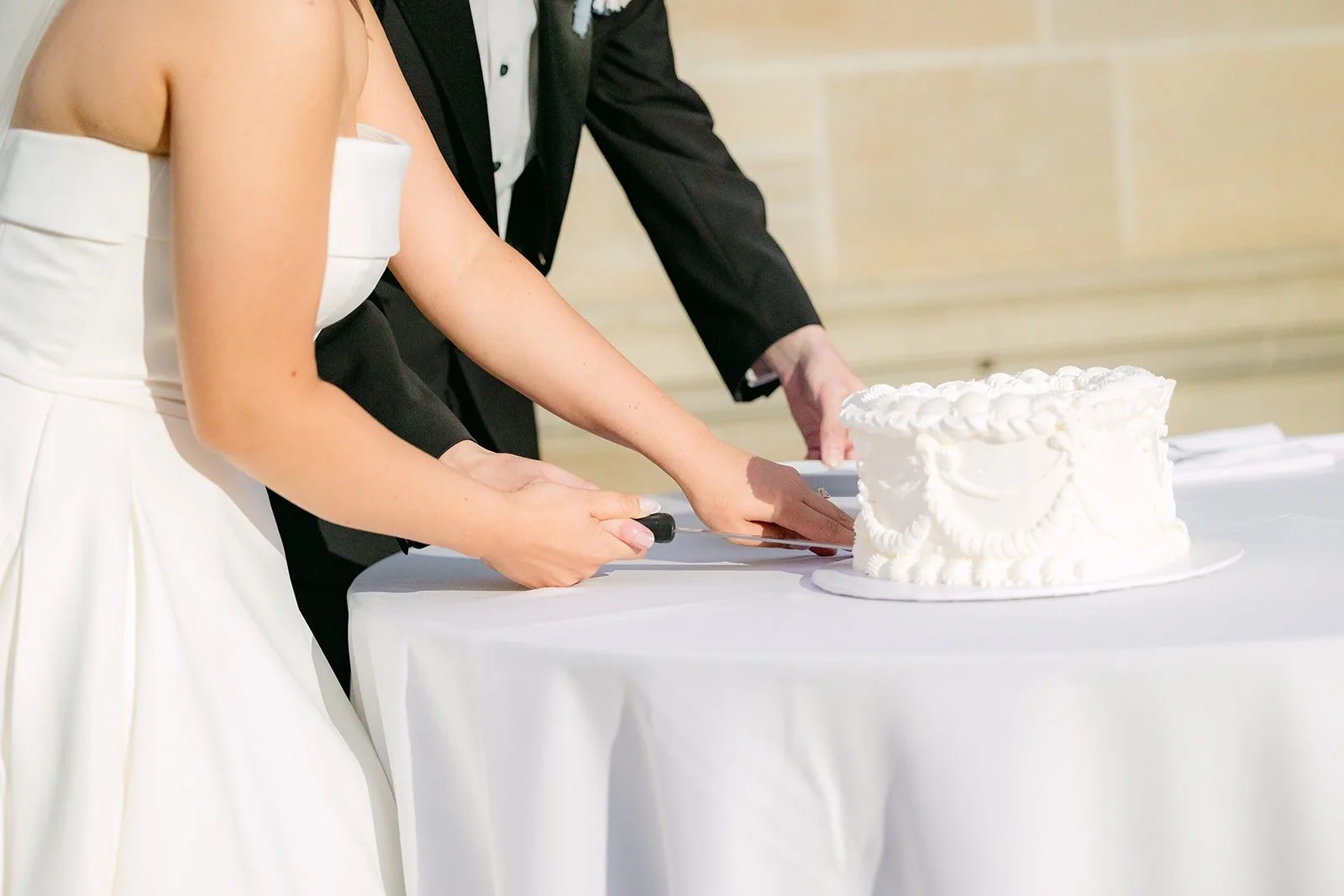 Brianna and Nik slicing into the cake together