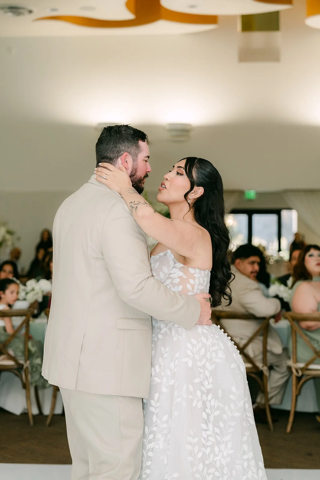 Cody and Fernanda dancing close together.