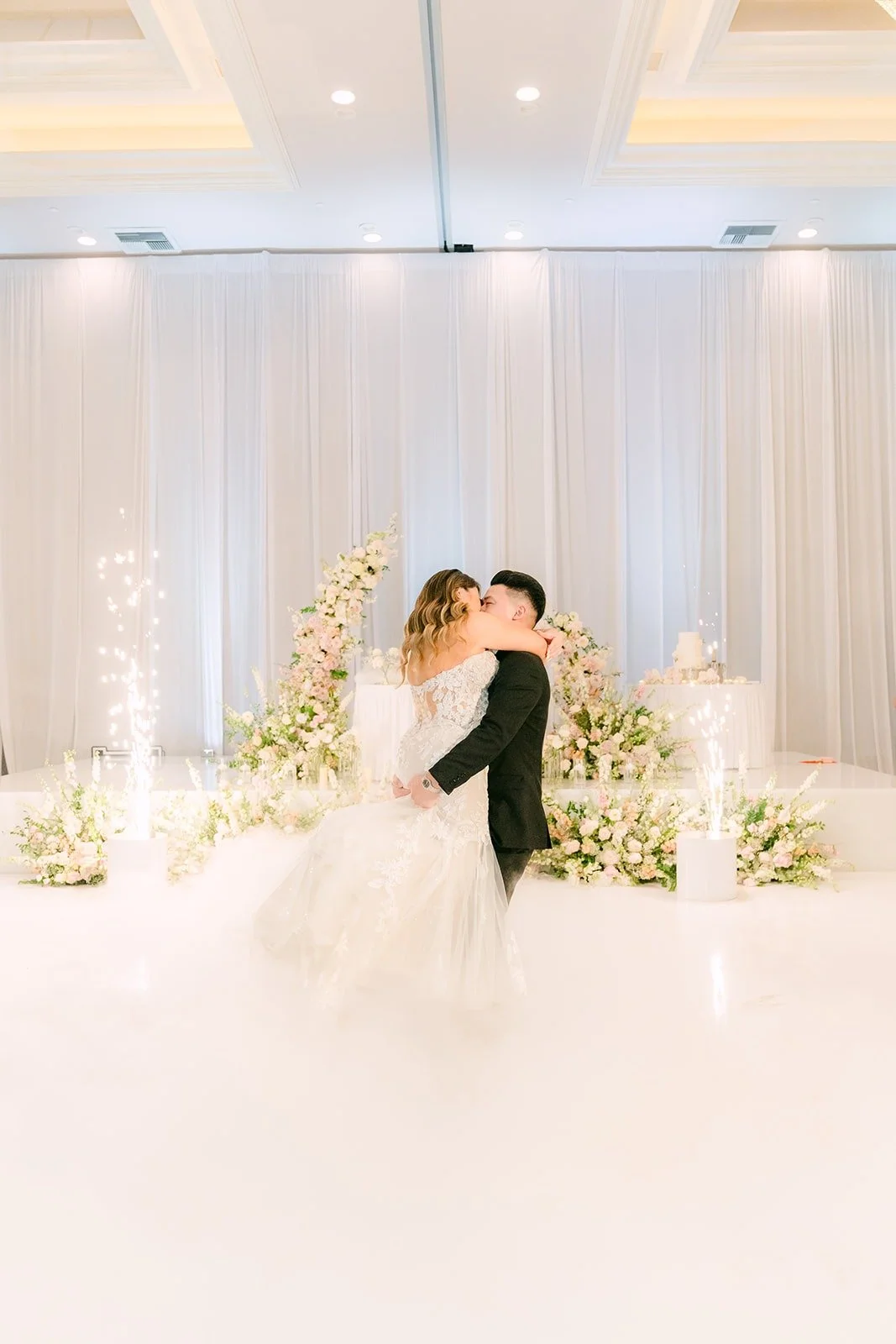 Candice and Vincent kissing in the fog on the dance floor
