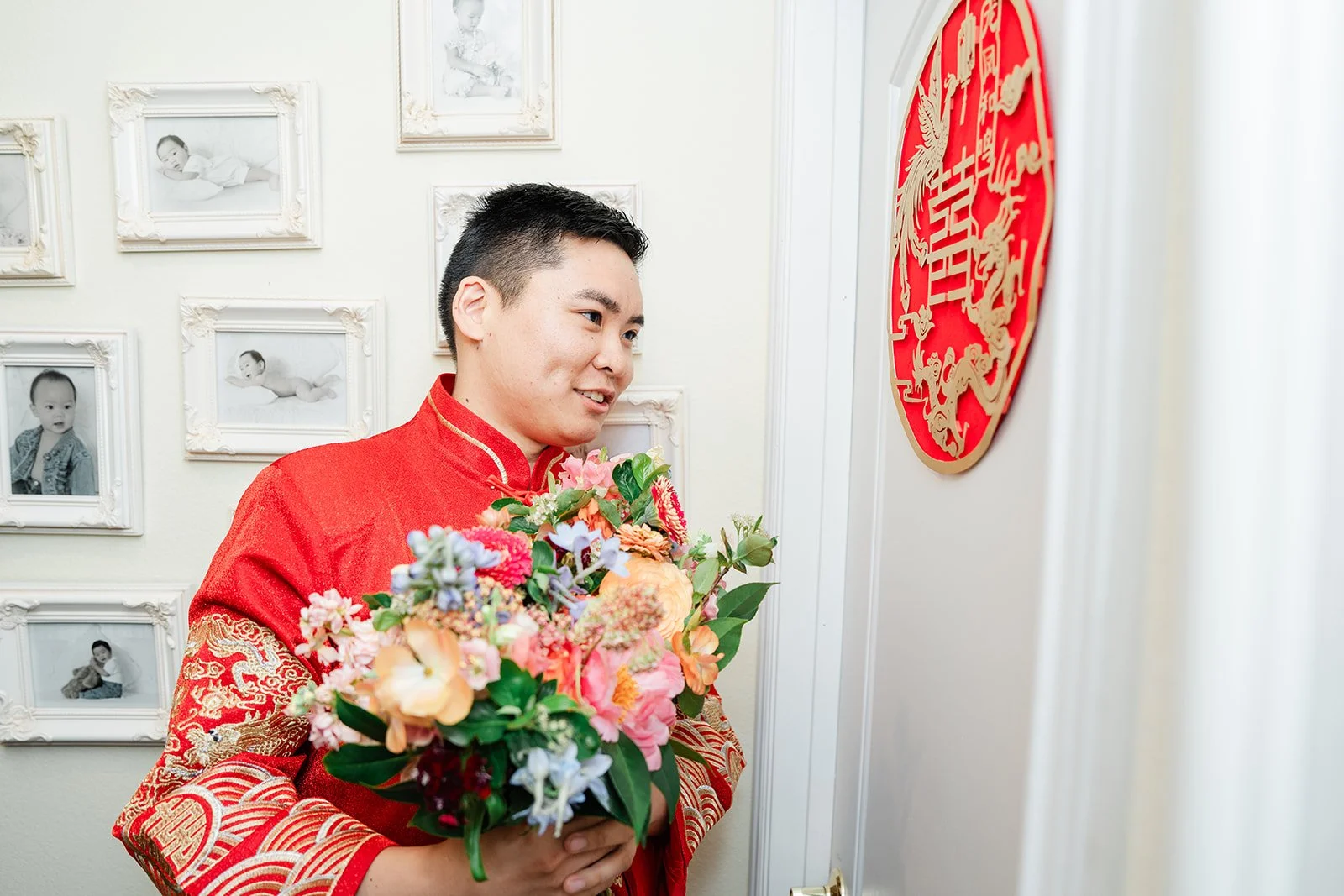 Henrik close to the door with his bouquet.
