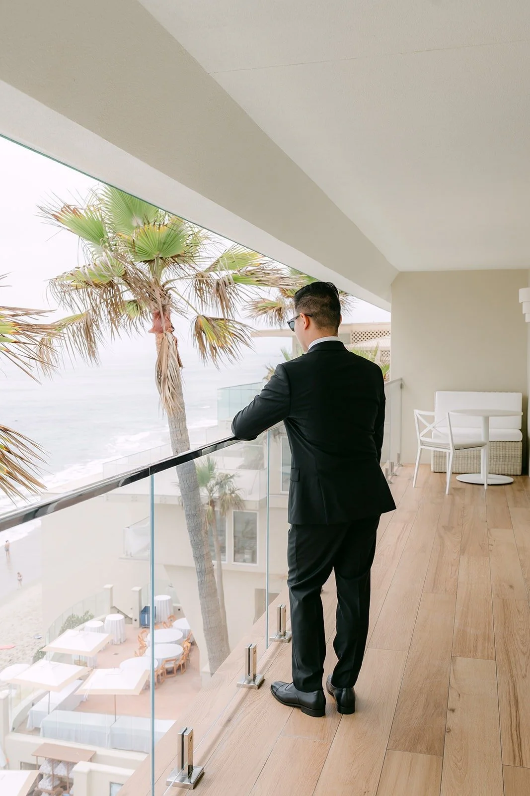 Mario waiting at the balcony rail for the first look