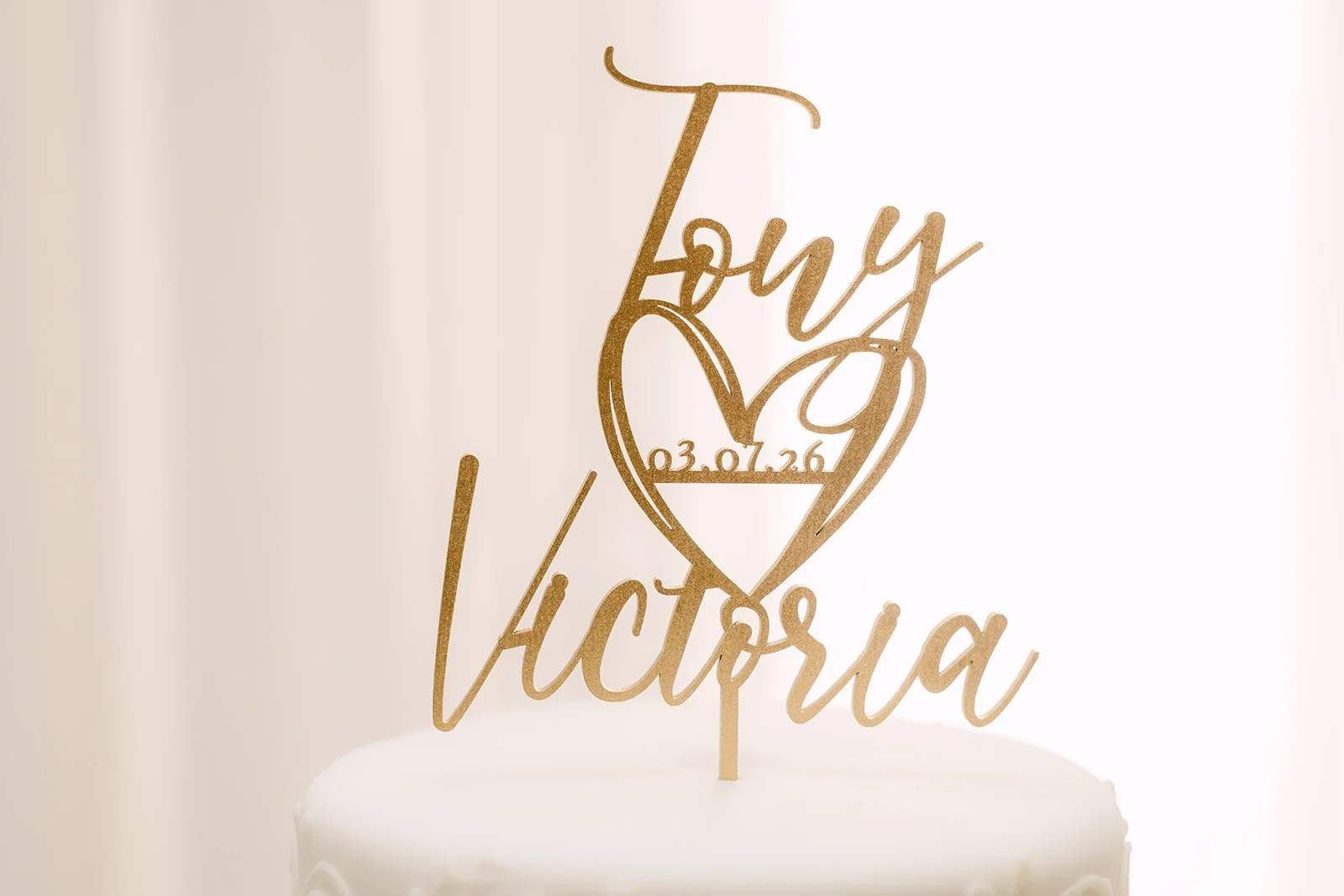 Gold Tony and Victoria cake topper from Cucamonga Cakery