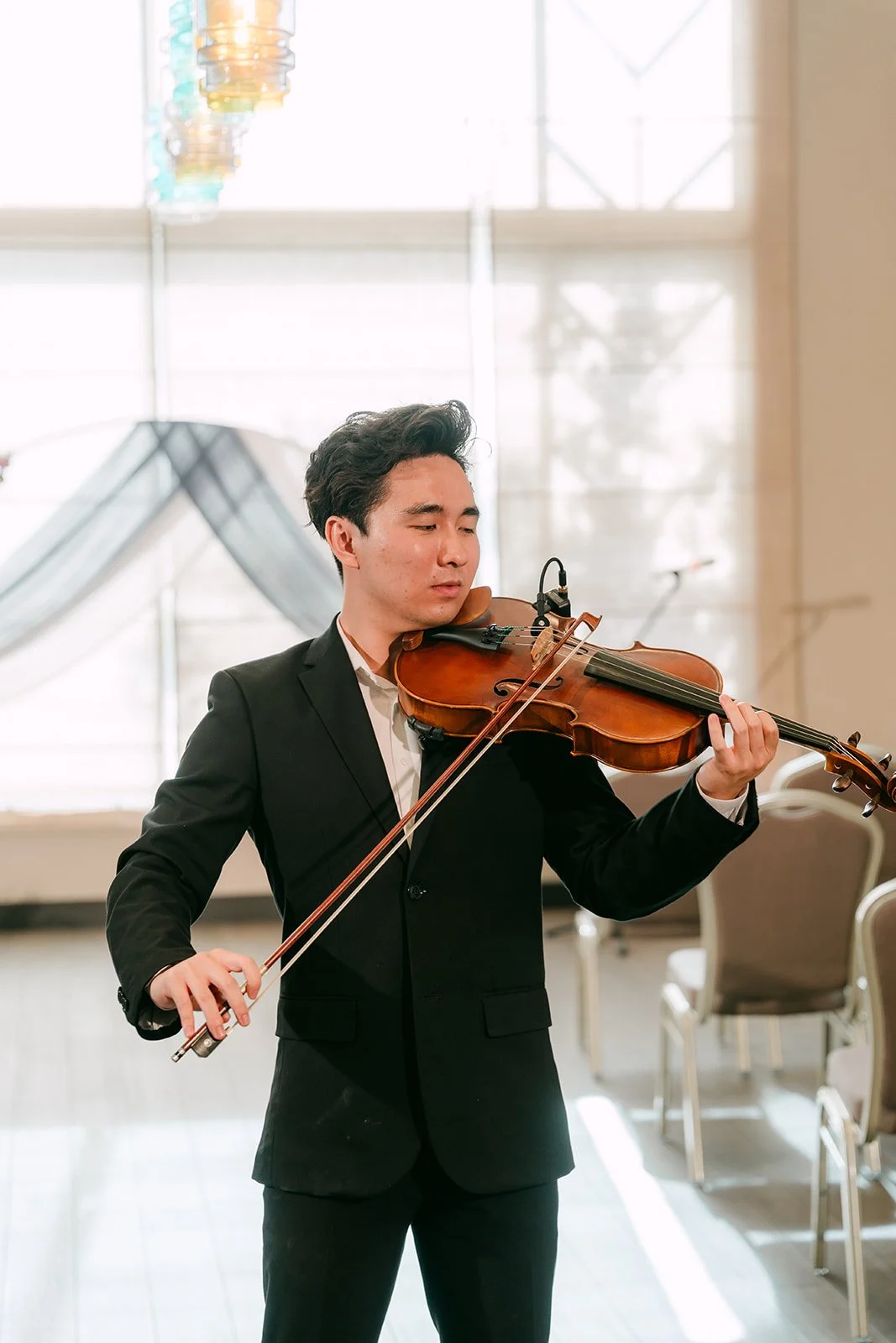 Jeff Lu performing live during dinner.