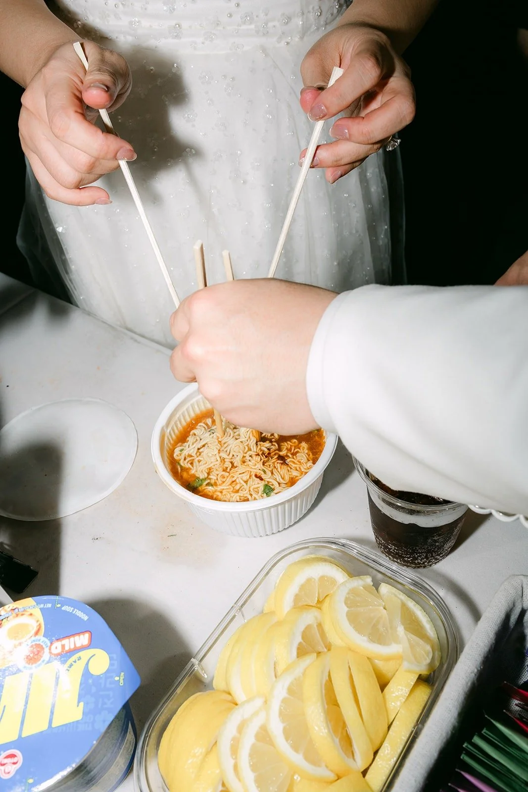 Cup noodles and lemon slices served late in the night