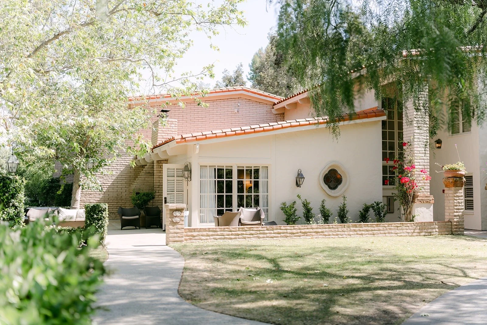 The white walls and red tile roof of Rancho Bernardo Inn on the wedding morning