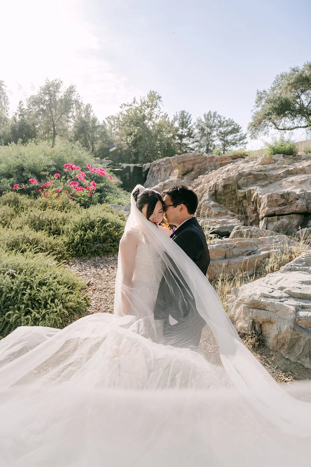 A kiss on the rocks with Mary's veil spread out