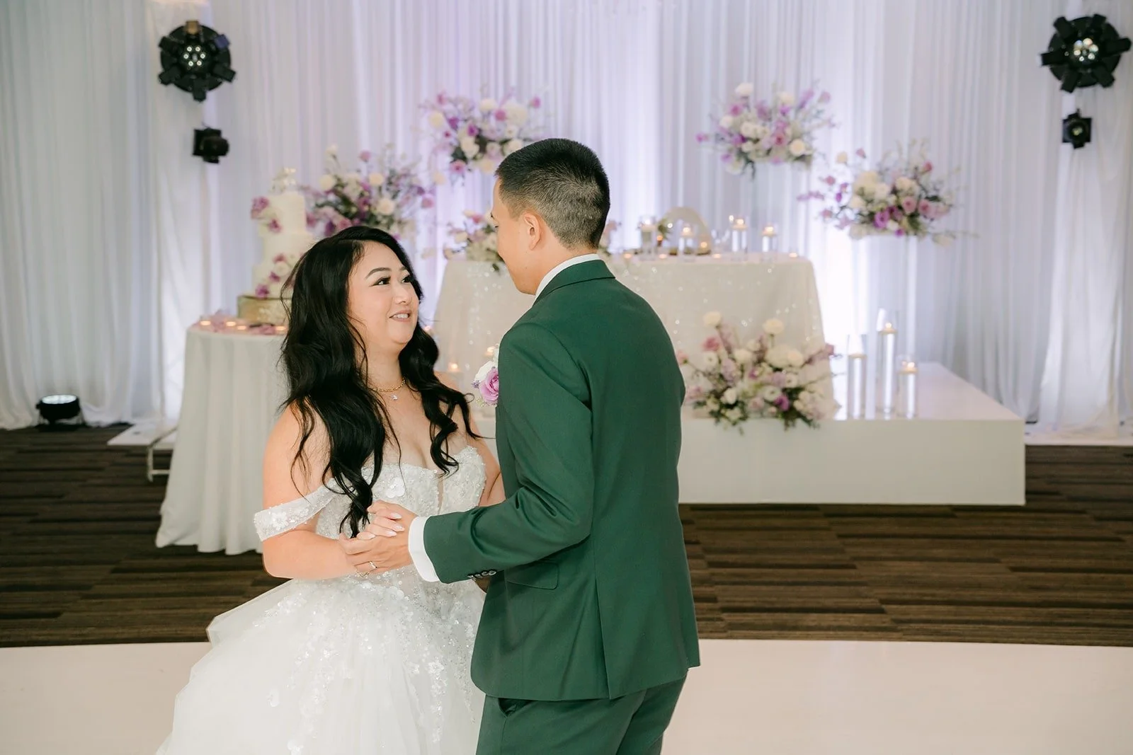 Jennifer and Kevin dance close in front of the sweetheart table
