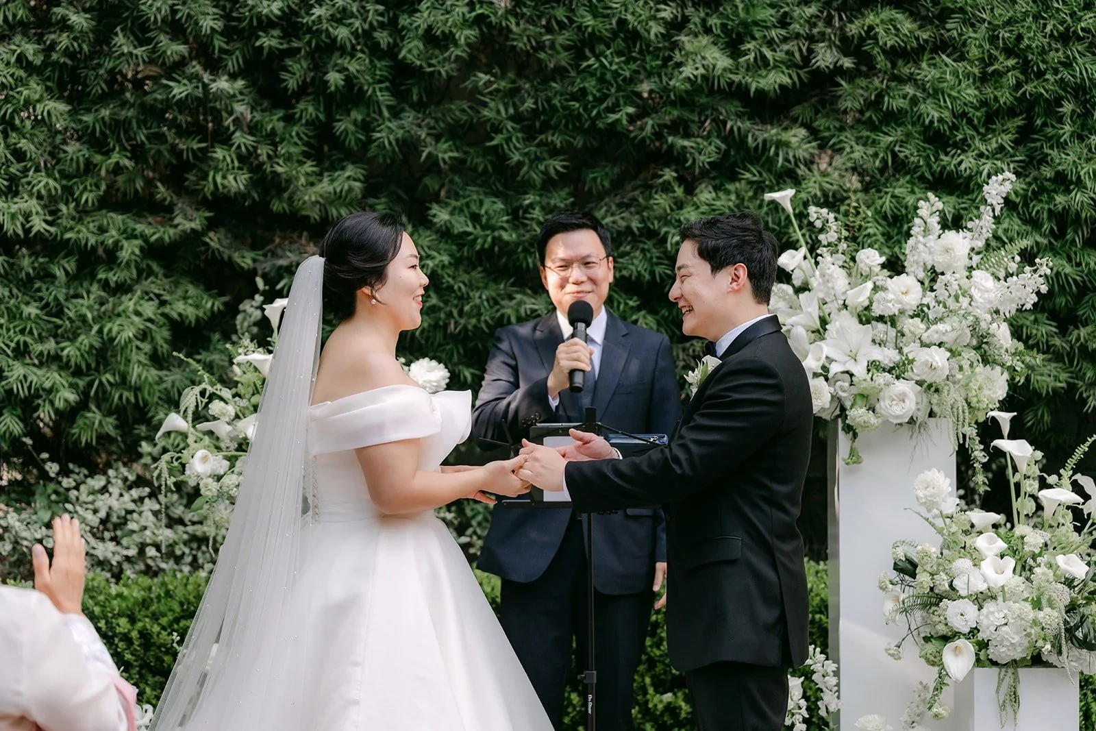 Chorok and Min Soo exchanging rings with Pastor Ko between them