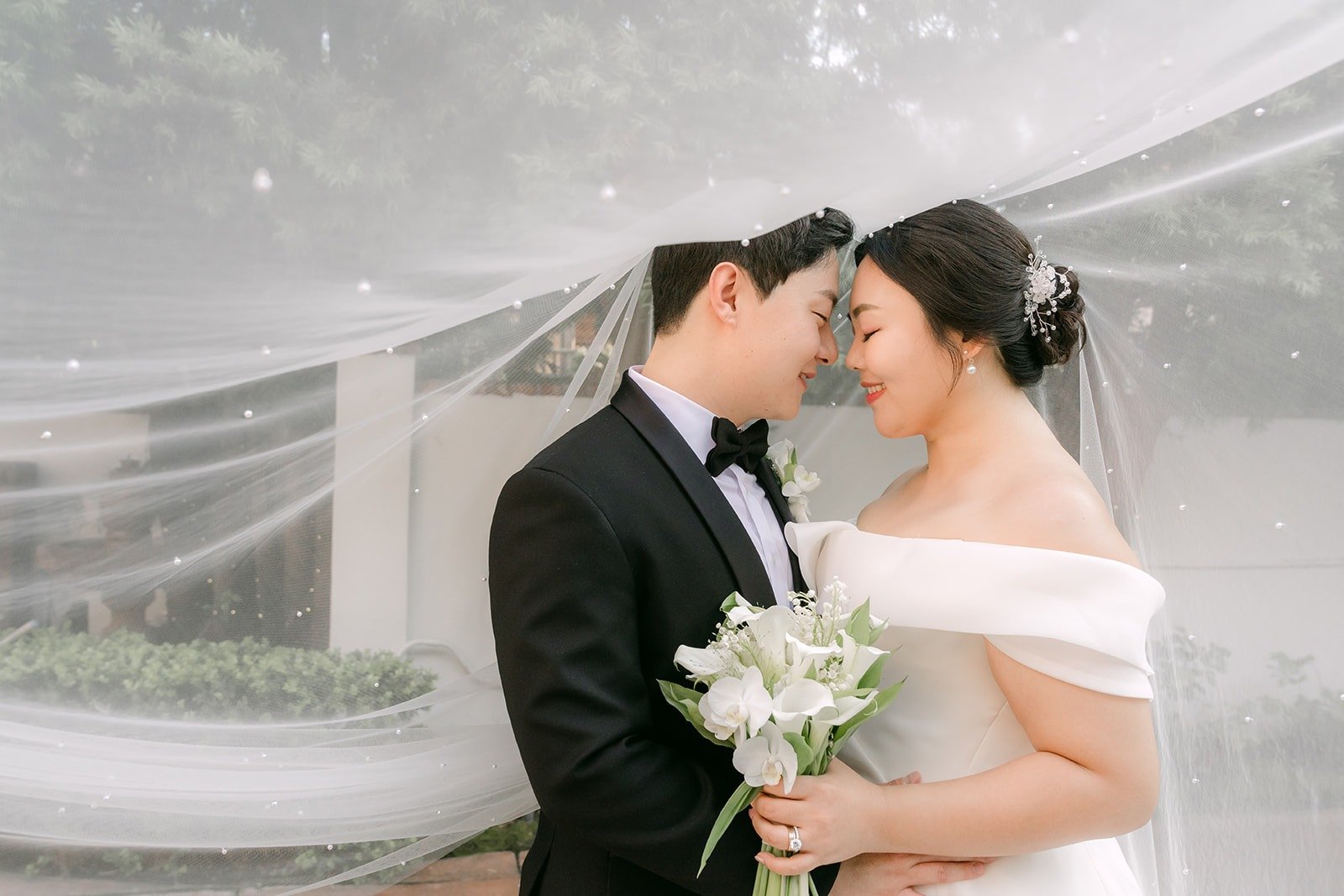 Min Soo resting his forehead against Chorok's under the veil