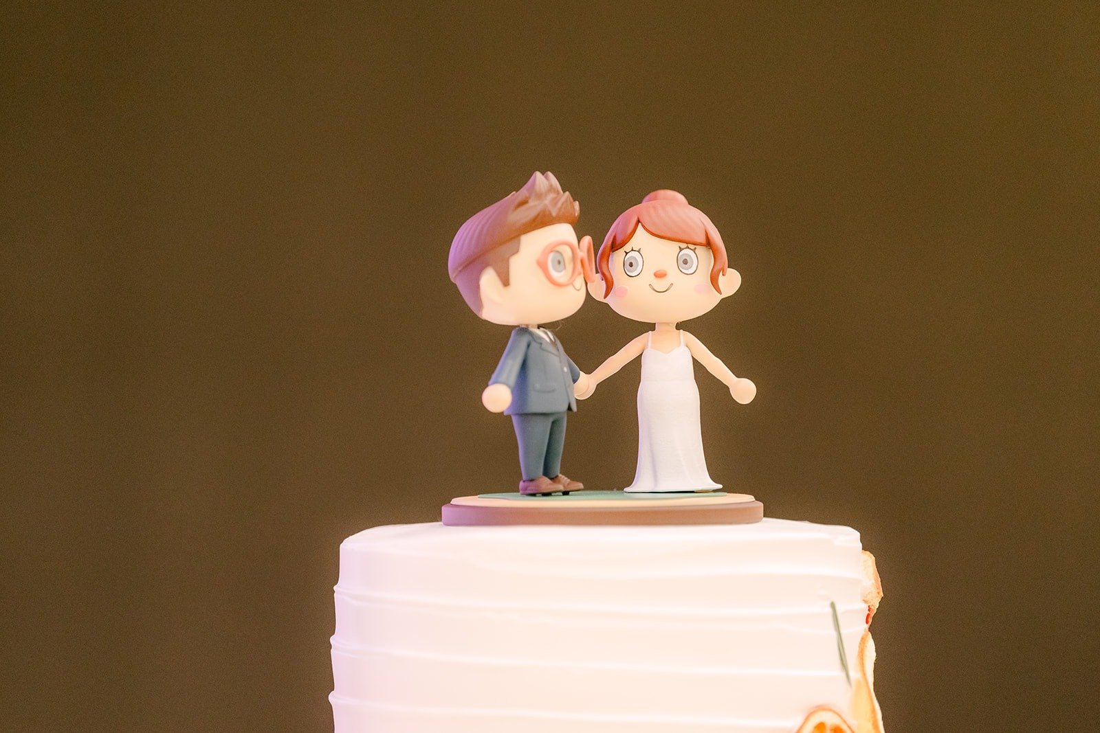 Close up of the couple cake topper