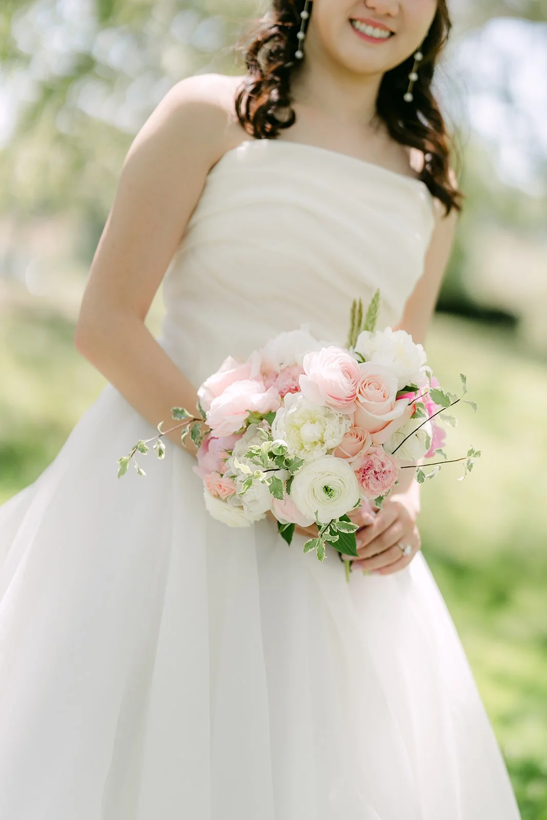 Judy holding her bouquet of pink roses